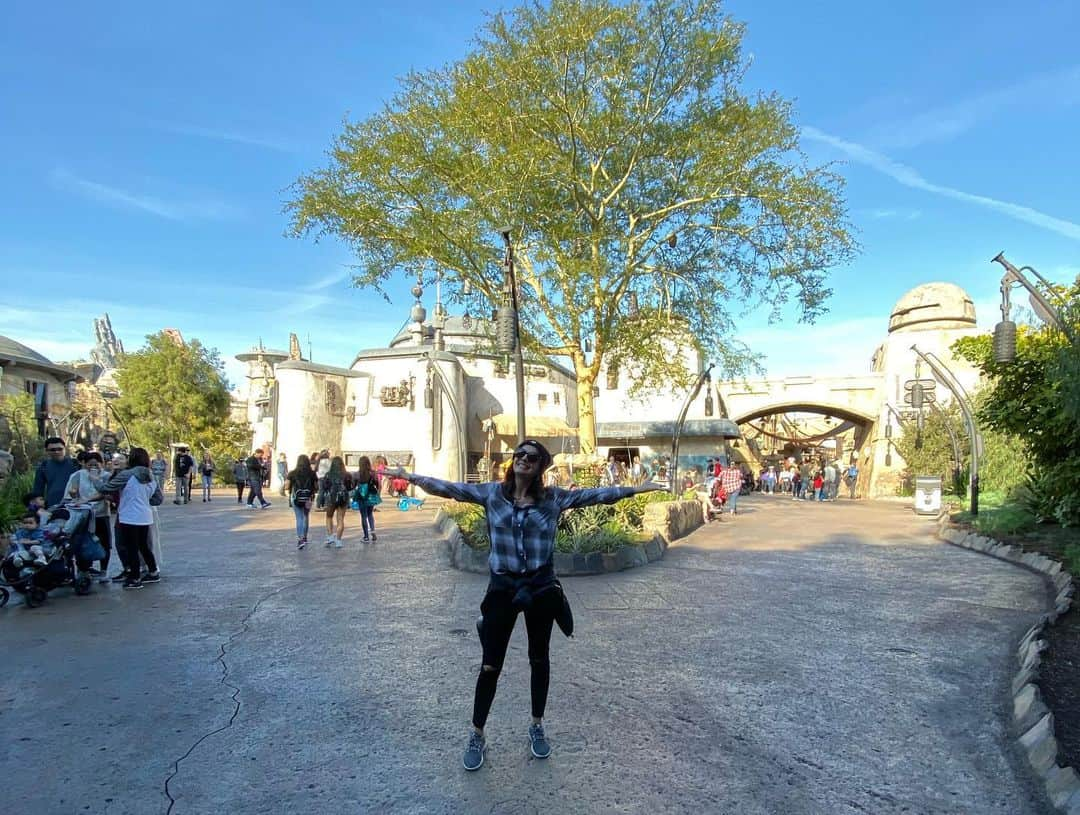 カミーラ・ベルさんのインスタグラム写真 - (カミーラ・ベルInstagram)「It was quite the day at The Happiest Place on Earth... had a heart to heart and shared snacks with Pluto, piloted the Millennium Falcon, posed with Miguel, screamed so hard on the Incredicoaster I’ve lost my voice, skipped, danced, sang, and felt merry... “Second star to the right, and straight on till morning ...”」1月5日 4時33分 - camillabelle