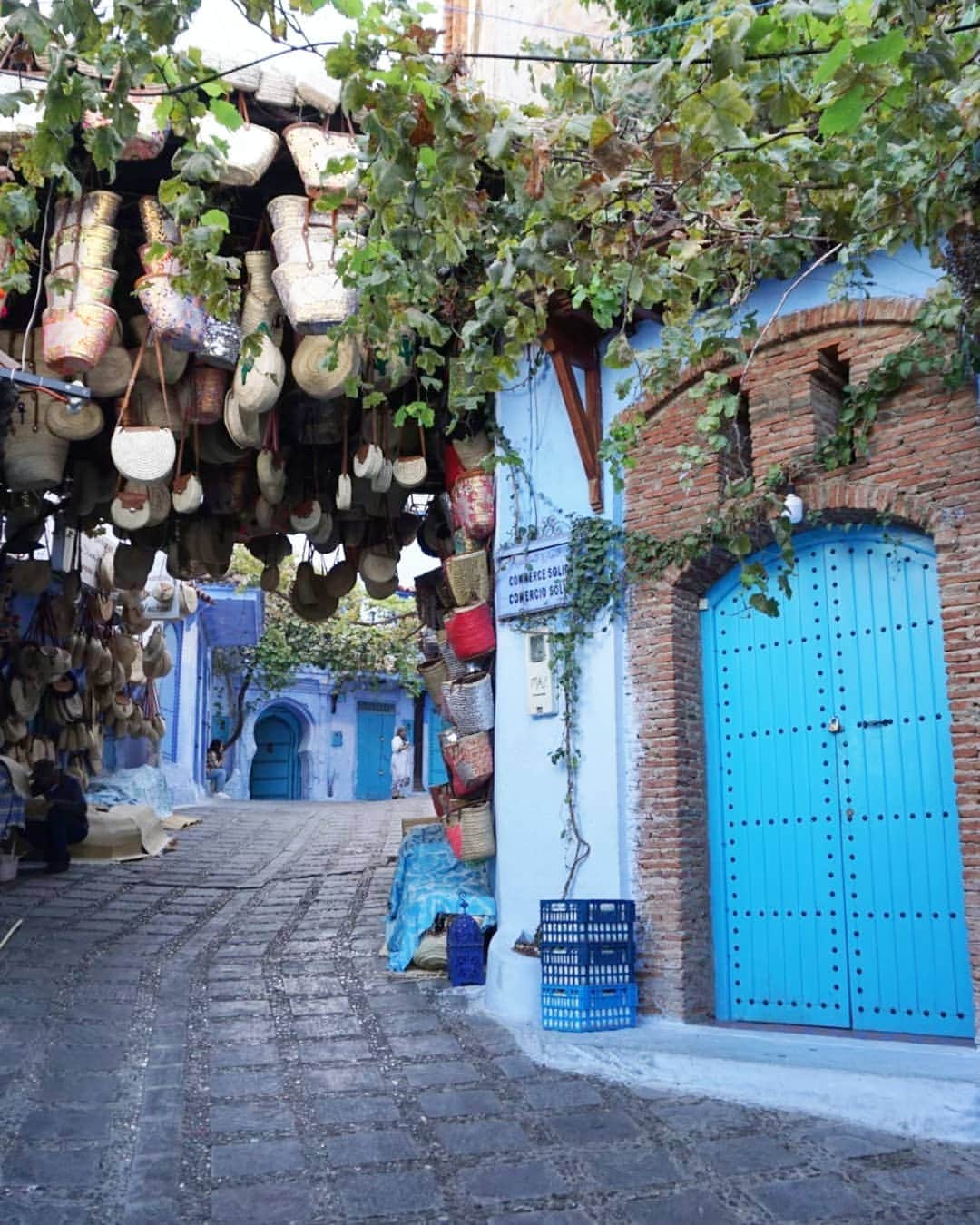 谷中麻里衣さんのインスタグラム写真 - (谷中麻里衣Instagram)「Happy New Year 🎊 . Highlight of 2019... my trip to Morocco 💓 Hoping 2020 will be amazing 😉 . 青の町、シャウエン💙 . なぜ青いのかはわからないらしいの😲笑 イスラム教で高貴な色だから青くした、この地域の石灰が元々青みがかっていて段々あえて青くするようになった、など諸説あるらしく！ . どの家も見せ方を楽しんでいて、観光地として栄えていました✨ 一方で、立ち入り禁止の看板があり、苦労も伺えました。 . 地元のお兄さんがカメラマンのように撮影しまくってくれたよ😃 ①声をかけて写真をとり１枚でも後からお金を請求形式 ②町が迷路みたい なので、事前に時間と金額を決めて案内と撮影をお願いするのがオススメです💡 . #モロッコ #モロッコ旅行 #シャウエン #旅行 #女子旅 #Morocco #chefchaouen #chaouen #麻里衣旅行」1月5日 4時43分 - marieyanaka
