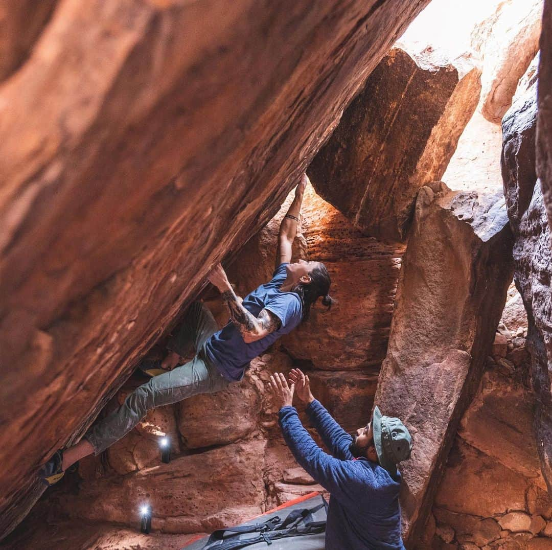 アレックス・ジョンソンさんのインスタグラム写真 - (アレックス・ジョンソンInstagram)「Felt good to rip on something hard. “Pendulum” V10/11 (7C+/8A) 📸 @breezeframez」1月5日 4時41分 - alexjohnson89