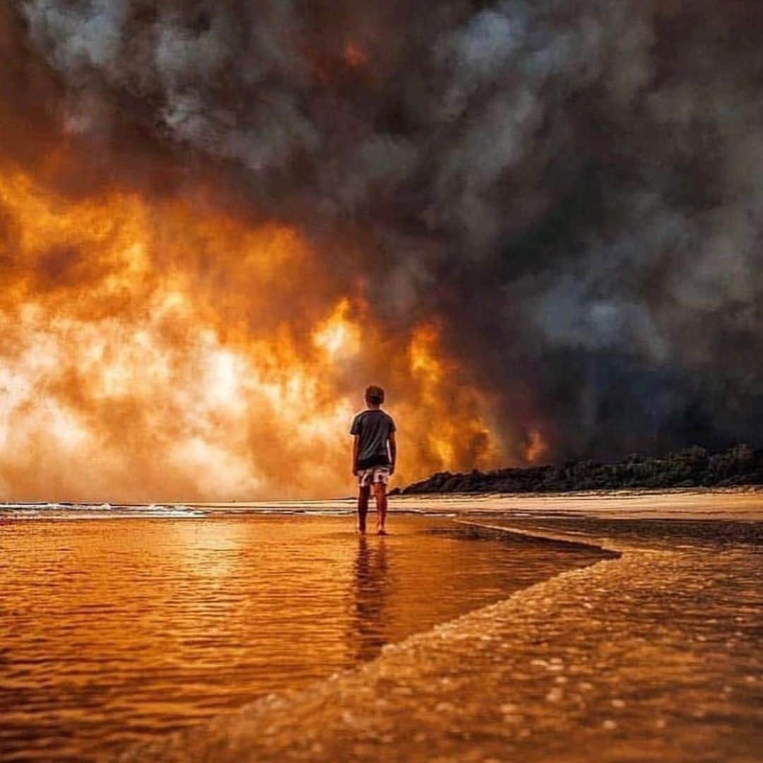 リアム・ペインさんのインスタグラム写真 - (リアム・ペインInstagram)「Can’t believe what is happening in Australia right now for those who have never been it is one of my most favourite countries I’ve ever had the pleasure to visit... its beauty is slowly being destroyed by fire and we all must help however we can ... swipe up in my stories to help ❤️」1月5日 4時47分 - liampayne