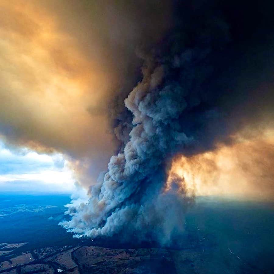 英ヘンリー王子夫妻さんのインスタグラム写真 - (英ヘンリー王子夫妻Instagram)「Our thoughts and prayers are with those across Australia who are continuing to face the devastating fires that have been raging for months.  From areas we are personally connected to such as the communities and people we visited in New South Wales in 2018, to the fires in California and parts of Africa, we are struck by the increasingly overlapping presence of these environmental disasters, including of course the destruction of the Amazon which continues.  This global environmental crisis has now been described as Ecocide. It’s easy to feel helpless, but there’s always a way to help.  To find out how you can lend your support, please see the links below to help as we have.  https://fundraise.redcross.org.au/drr (@redcrossau)  https://www.rfs.nsw.gov.au/about-us/fundraising (@nswrfs)  https://www.cfa.vic.gov.au/about/supporting-cfa#donate-cfa  Photo © @nswrfs / @dale_appleton / Jay Elai」1月5日 4時48分 - sussexroyal