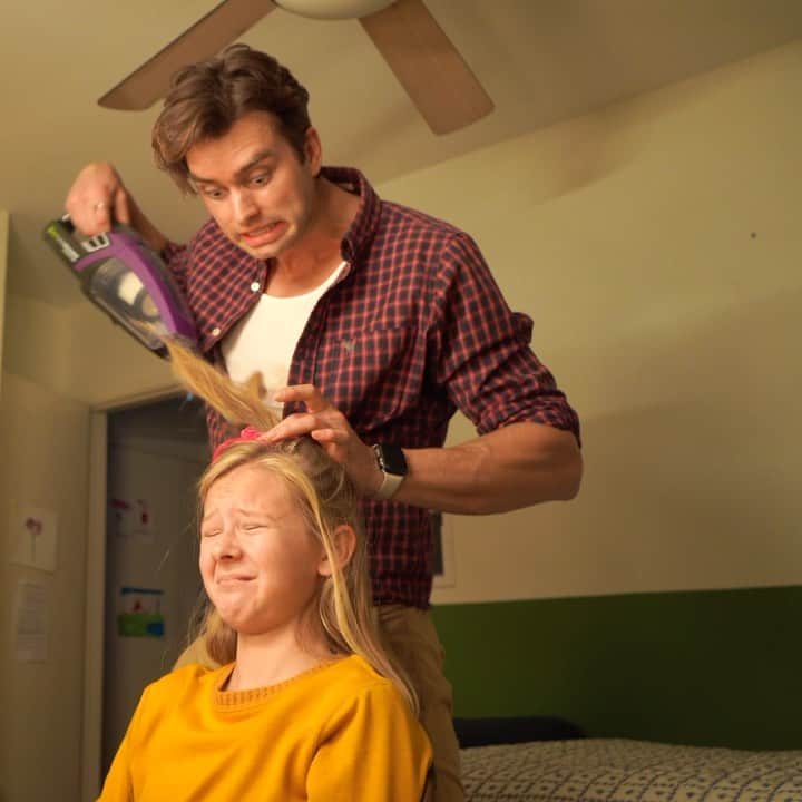 のインスタグラム：「Moms VS Dads 👩‍❤️‍👨👨‍👩‍👧 @piersonfode @lalanestor (who knows parents like this?)」