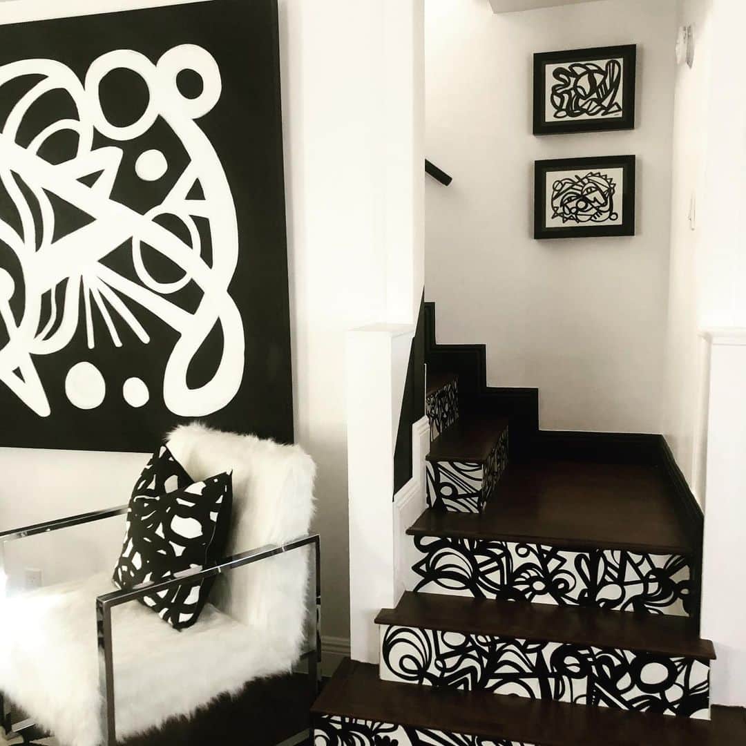 のインスタグラム：「Artistic Airbnb I stayed at in West Palm Beach! #interiordesign #blackandwhite #creative #furniture #art」