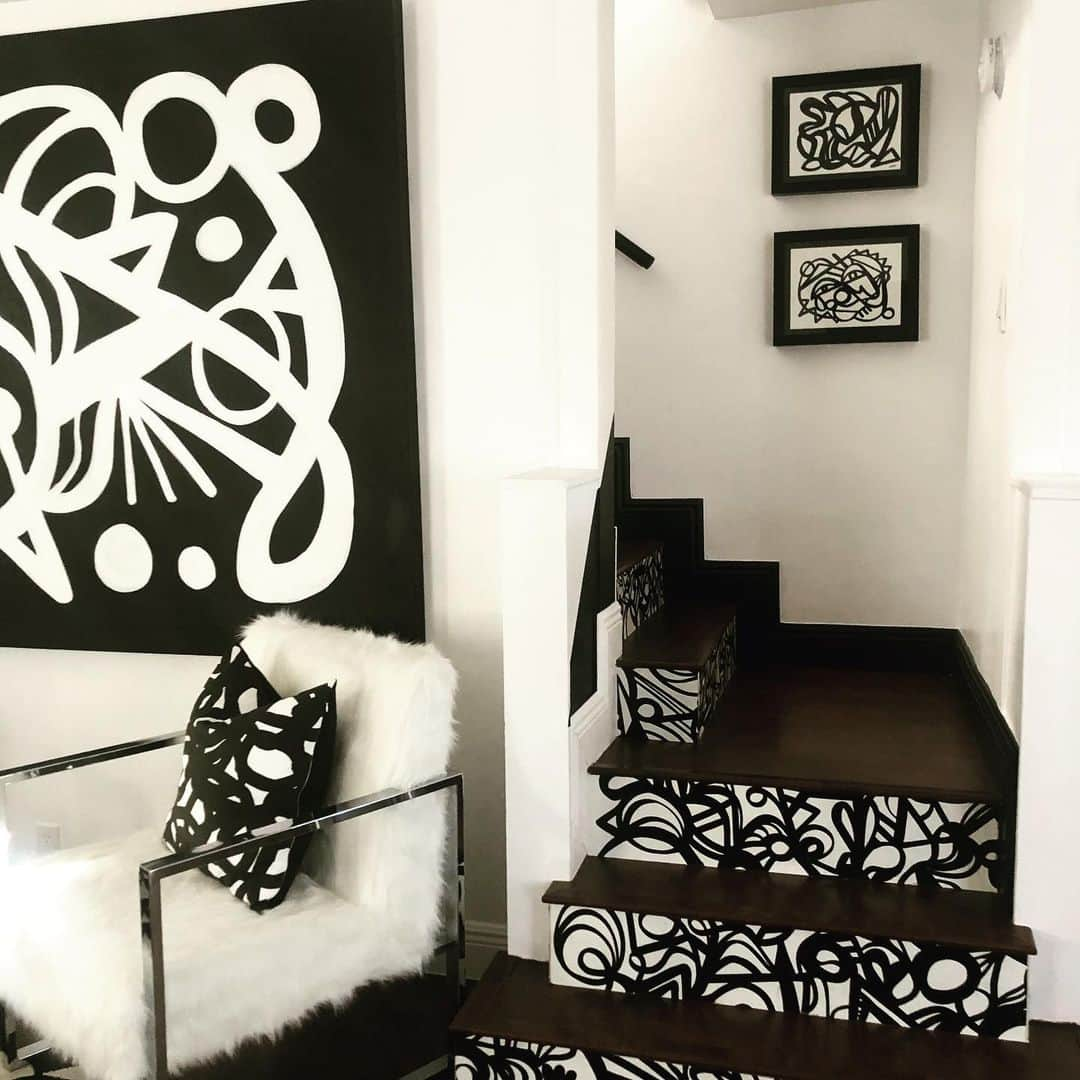 アリス&トリクシーのインスタグラム：「Artistic Airbnb I stayed at in West Palm Beach! #interiordesign #blackandwhite #creative #furniture #art」