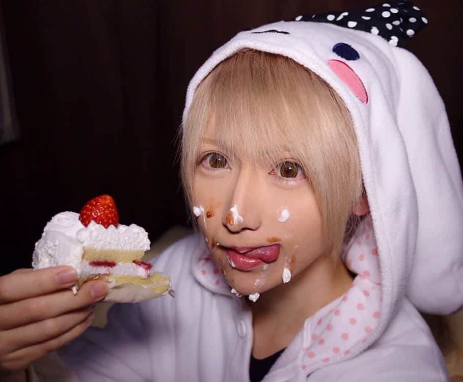 マシロンケーキのインスタグラム：「. 2020年皆様あけましておめでとうございます🌅 そしていつもありがとう😌 2019年はいかがだったでしょうか？(いきなり聞く) . ボク個人のこのマシロンケーキとしての活動としては正直満足はいってない感じではあります(真面目) ただそういう感情でいても少しでも応援してくれたりみてくれたり関わってくれたりしてる人たちに失礼だと思うので良い勉強良い経験として受け止めていきます(ポジティブオカマ) . よくアドバイスもらったりとかこんな風にしたらいいとか言われることあるんですよね。 でもそのアドバイスを聞いて何かマネしたり言われた通りにしてもそのマネした人やもの、アドバイスくれた人より上にいくことはないじゃない？(オカマ感) パクリが嫌いなので経験や反省を生かしつつこれからもオリジナルで楽しいことをお届けできればなと思ってます(あんた最高かよ) . 今年はマシロンケーキのイベントは恐らく何もしないです。 もっとたくさんたくさん楽しいことを届けて皆様にお会いいたしましょう(かっけぇ) . グッズはつくるかもしれないので1人5000個くらい買ってください(ビジネスのカリスマかよ) . 文うちこんでたらお腹すいてきました(やかましい) . なんか語ってるけど2020年もよろしくお願いしますということです(無理やり) 皆様にとって最高な1年になりますように★ 心から祈ってます(マザーテレサ)」