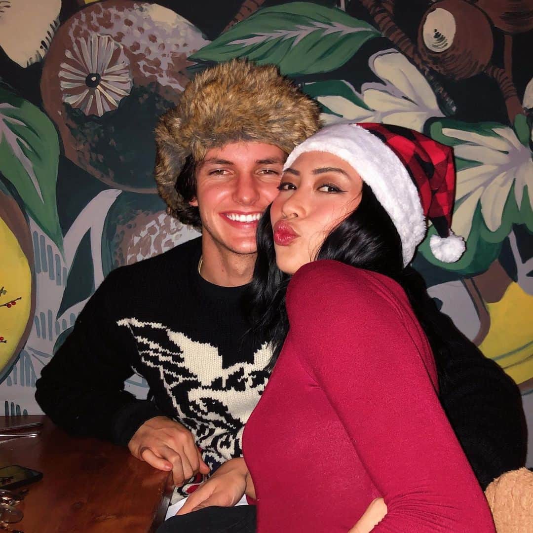 エイミー・ファムのインスタグラム：「merry memories 🎄🎅🤶🥰❤️ so thankful to have spent the holidays with phamily and family, ‘twas the most wonderful time of the year. hope you guys had a warm n fuzzy holiday season and a very happy new year! ❤️」