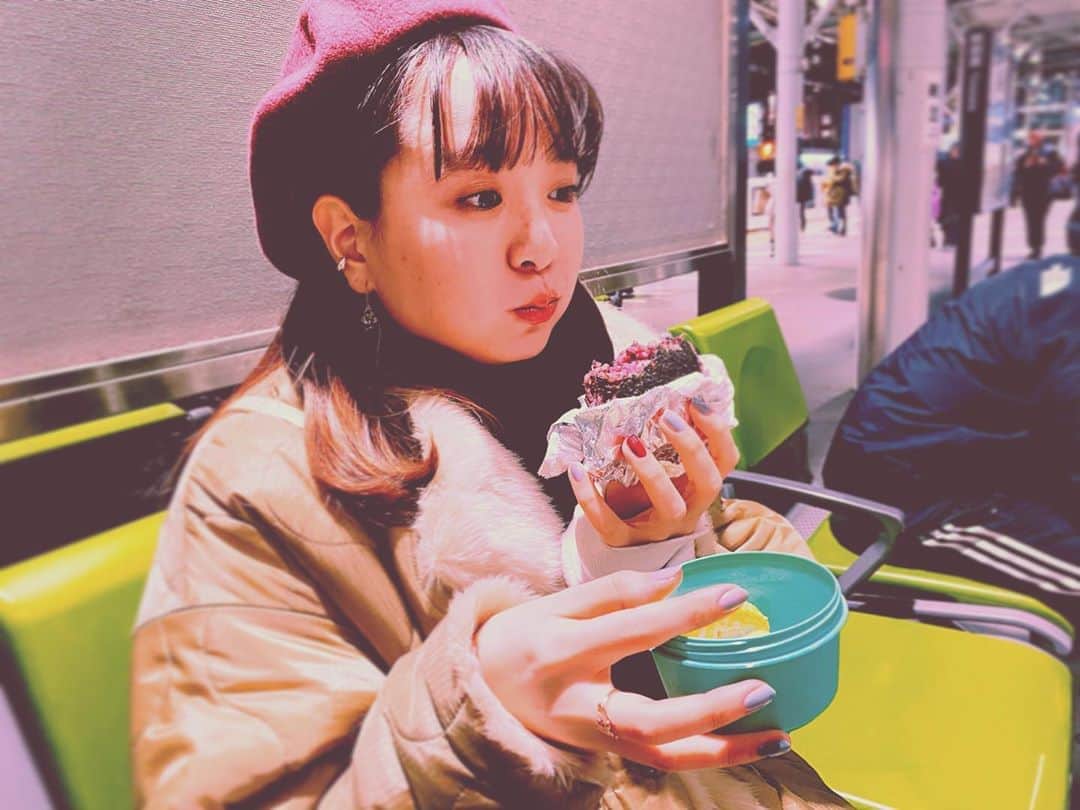 小春のインスタグラム：「自分のために作ってきたおにぎりと卵焼きは妹へ おにぎり褒められたうれぴぃ  #姉カメラ」