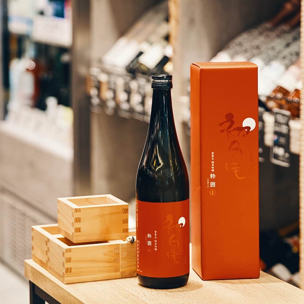 PARCO_ya上野さんのインスタグラム写真 - (PARCO_ya上野Instagram)「縁起の良いおいしい日本酒「初亀」で新年のお祝いをしませんか。﻿ ﻿ 初日のように輝き、亀のように末長く栄えることを願って命名された初亀醸造。柔らかな口当たりでほのかな香り、のど越しの良い初亀が醸す味わいをとくとご堪能ください。 ﻿ ﻿ パンダを探そう🐼﻿ どこかにパンダが隠れています。﻿ 見つけたらコメントしてみてくださいね！﻿ ﻿ <shop information>﻿ ワイン・日本酒﻿ 1F : ヴィノスやまざき﻿ TEL : 03-5846-8801﻿ ﻿ @vinosyamazaki﻿ @vyueno﻿ #PARCO_ya #parcoya #パルコヤ #パルコヤ上野 #上野 #ueno #ヴィノスやまざき #日本酒 #初亀醸造 #初亀 #純米大吟醸 #酒粕 #米 #水 #酵母 #ワイン #wine #家飲み #迎春 #縁起物 #お年賀 #開運 #祝酒#あけましておめでとうございます #新春 #お正月 #パンダ #シャンシャン #🐼」1月5日 11時46分 - parco_ya_ueno