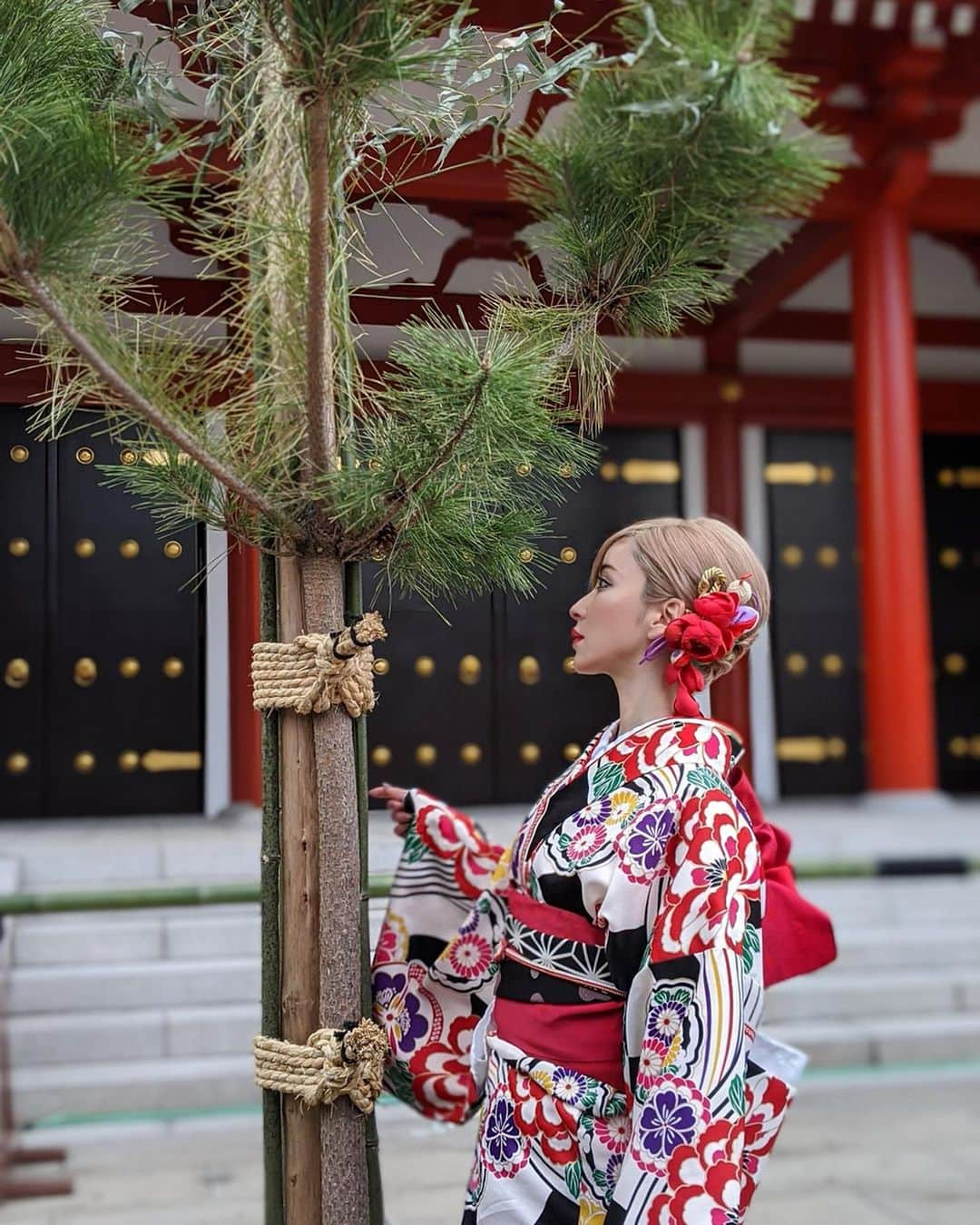 美咲あいりさんのインスタグラム写真 - (美咲あいりInstagram)「🕊﻿ ﻿ ﻿ 新しい年を迎えるたびに﻿ 日本🇯🇵ってほんと素敵な国だなぁーって思う✨﻿ ﻿ ﻿ 久しぶりのお着物だったけど﻿ これからはたまに着よう✨﻿ ﻿ ﻿ #2020#Japan#初詣﻿ #お正月#日本#浅草寺#着物﻿」1月5日 11時48分 - misakiairi