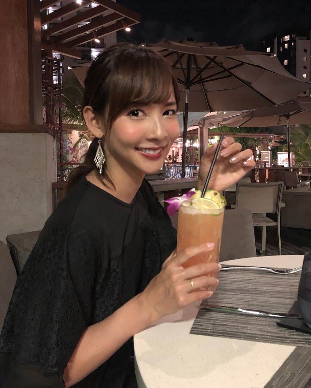 のインスタグラム：「🍖♡ 寒いから暖かい思い出を😎🌴🌺 ・ Hawaiiで食べた#stripsteak のステーキがめちゃくちゃ美味しかった❤ 戻りたい..笑 ＊ #hawaii #honolulu #steak #Hawaiidinner #ハワイ #ホノルル #ストリップステーキ #南国リゾート #ハワイ旅行 #阪本智子」