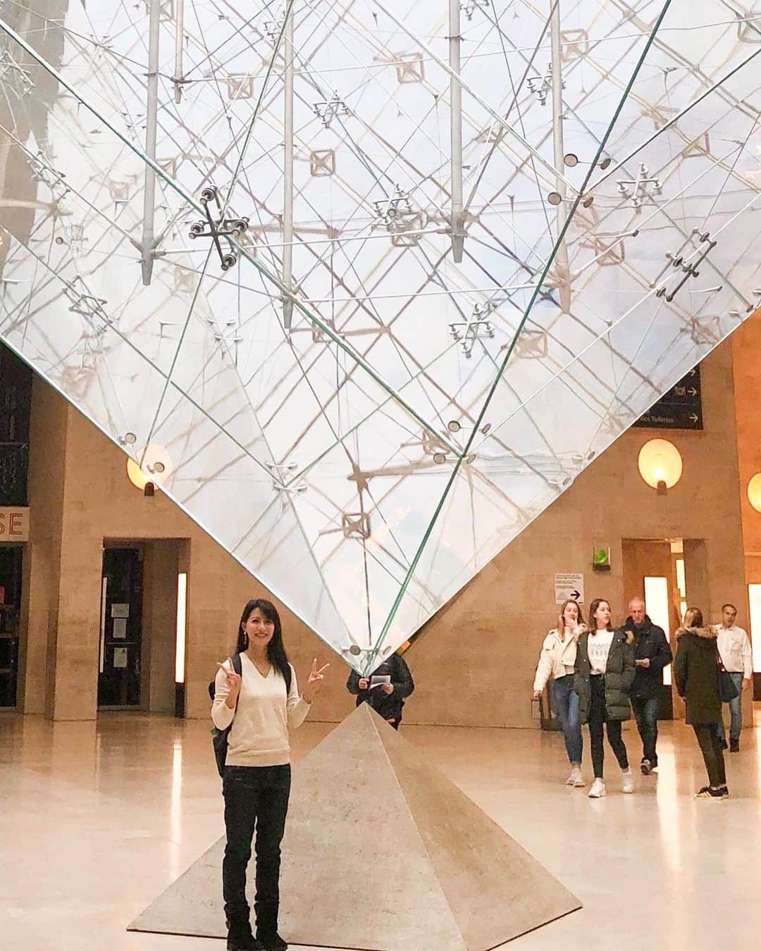 矢部あやのインスタグラム：「ルーブル美術館の逆さピラミッド。 ダヴィンチコードの最後のシーンで有名ですね。 地下の入場口横にあるので、朝イチで撮りに行きました。 ・ #museedulouvre  #ルーブル美術館 #ダヴィンチコードの舞台」
