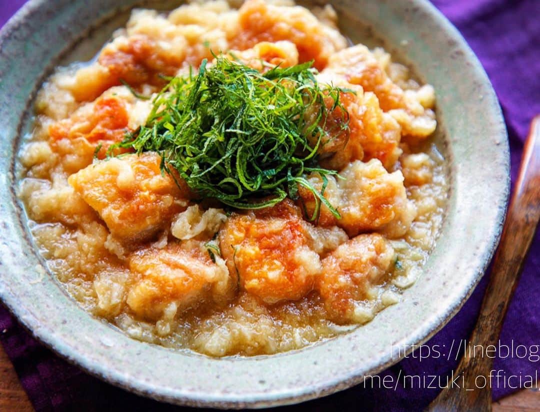 Mizuki【料理ブロガー・簡単レシピ】さんのインスタグラム写真 - (Mizuki【料理ブロガー・簡単レシピ】Instagram)「・﻿ 【レシピ】ーーーーーーーー﻿ ♡めんつゆde鶏のおろし煮♡﻿ ーーーーーーーーーーーーー﻿ ﻿ おはようございます(*^^*)﻿ 今日ご紹介させていただくのは﻿ あっさり美味しい鶏肉のおろし煮♡﻿ 味付けはめんつゆで失敗しらずの﻿ 超簡単レシピです(*´艸`)﻿ 大根おろしは汁ごと加えて﻿ 余すことなくいただきますよ〜♩﻿ ﻿ フライパンひとつでできるので﻿ よかったらお試し下さいね(*^^*)﻿ ﻿ ﻿ ーーーーーーーーーーーーーーーーーー﻿ 【2人分】﻿ 大根...1/3本(300g)﻿ 鶏もも肉...大1枚(300g)﻿ 塩こしょう...少々﻿ 片栗粉...適量﻿ ごま油...大1﻿ ●めんつゆ(2倍濃縮)...大3﻿ ●生姜チューブ...2cm﻿ (あれば)大葉...適量﻿ ﻿ 1.大根は皮ごとすりおろす。鶏肉は3cm大に切り、塩こしょうを振って片栗粉をまぶす。﻿ 2.フライパンにごま油を入れて中火で熱し、鶏肉を入れて両面こんがり焼く。﻿ 3.大根おろし(汁ごと)と●を加えて混ぜ、フタをして弱火で5分煮る。﻿ 4.鶏肉に火が通ったら器に盛り、千切りにした大葉をのせる。﻿ ーーーーーーーーーーーーーーーーーー﻿ ﻿ ﻿ 《ポイント》﻿ ♦︎鶏肉はこんがり焼き色がつくまで焼いて下さい♩ ﻿ 香ばしさが加わり、見た目も美しく仕上がります♩ ♦︎優しい味です♩﻿ 大根の水分量により、味が薄くなる場合はめんつゆを増量して下さい♩ ♦︎めんつゆを使わない［鶏肉のおろし煮］は、ブログにリンクを貼っています♩→レタスクラブ ・ ・ ・ ・ ・ ＿＿＿＿＿＿＿＿＿＿＿＿＿＿＿＿＿ ＿＿＿＿＿＿＿＿＿＿＿＿＿＿＿＿＿﻿ 【お知らせ】﻿ 🎀新刊予約開始となりました🎀﻿ (1月16日発売)﻿ 『混ぜて焼くだけ。﻿ #ホットケーキミックスのお菓子 』﻿ 🔹ハイライトにリンクあります♩🔹﻿ ＿＿＿＿＿＿＿＿＿＿＿＿＿＿＿＿＿﻿ ＿＿＿＿＿＿＿＿＿＿＿＿＿＿＿＿＿﻿ ﻿ ﻿ ﻿ 【お知らせ】﻿ ストーリーズでは一日数回﻿ 別レシピをご紹介しております(*^^*)﻿ ＊コメントは最新の投稿に下さいますよう﻿ お願い致しますm(_ _)m﻿ ﻿ ﻿ ﻿ #ブログ更新しました﻿ ブログはプロフ画面のリンクよりご覧下さい↓﻿ @mizuki_31cafe﻿ 【Mizuki公式ラインブログ】﻿ https://lineblog.me/mizuki_official/﻿ ﻿ ﻿ ﻿ #おろし煮#みぞれ煮#大根#鶏肉#ヘルシー#めんつゆ#Mizuki#簡単レシピ#時短レシピ#節約レシピ#料理#レシピ#フーディーテーブル#おうちごはん#おうちカフェ#デリスタグラマー#料理好きな人と繋がりたい#料理ブロガー#おうちごはんlover#器#マカロニメイト#ブログ#器﻿ #foodpic#follow#cooking#recipe#lin_stagrammer」1月5日 7時21分 - mizuki_31cafe