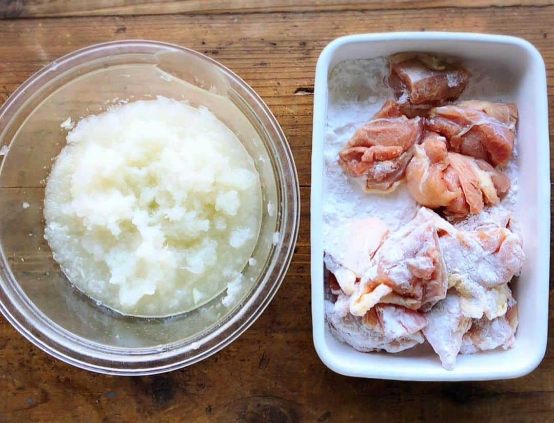 Mizuki【料理ブロガー・簡単レシピ】さんのインスタグラム写真 - (Mizuki【料理ブロガー・簡単レシピ】Instagram)「・﻿ 【レシピ】ーーーーーーーー﻿ ♡めんつゆde鶏のおろし煮♡﻿ ーーーーーーーーーーーーー﻿ ﻿ おはようございます(*^^*)﻿ 今日ご紹介させていただくのは﻿ あっさり美味しい鶏肉のおろし煮♡﻿ 味付けはめんつゆで失敗しらずの﻿ 超簡単レシピです(*´艸`)﻿ 大根おろしは汁ごと加えて﻿ 余すことなくいただきますよ〜♩﻿ ﻿ フライパンひとつでできるので﻿ よかったらお試し下さいね(*^^*)﻿ ﻿ ﻿ ーーーーーーーーーーーーーーーーーー﻿ 【2人分】﻿ 大根...1/3本(300g)﻿ 鶏もも肉...大1枚(300g)﻿ 塩こしょう...少々﻿ 片栗粉...適量﻿ ごま油...大1﻿ ●めんつゆ(2倍濃縮)...大3﻿ ●生姜チューブ...2cm﻿ (あれば)大葉...適量﻿ ﻿ 1.大根は皮ごとすりおろす。鶏肉は3cm大に切り、塩こしょうを振って片栗粉をまぶす。﻿ 2.フライパンにごま油を入れて中火で熱し、鶏肉を入れて両面こんがり焼く。﻿ 3.大根おろし(汁ごと)と●を加えて混ぜ、フタをして弱火で5分煮る。﻿ 4.鶏肉に火が通ったら器に盛り、千切りにした大葉をのせる。﻿ ーーーーーーーーーーーーーーーーーー﻿ ﻿ ﻿ 《ポイント》﻿ ♦︎鶏肉はこんがり焼き色がつくまで焼いて下さい♩ ﻿ 香ばしさが加わり、見た目も美しく仕上がります♩ ♦︎優しい味です♩﻿ 大根の水分量により、味が薄くなる場合はめんつゆを増量して下さい♩ ♦︎めんつゆを使わない［鶏肉のおろし煮］は、ブログにリンクを貼っています♩→レタスクラブ ・ ・ ・ ・ ・ ＿＿＿＿＿＿＿＿＿＿＿＿＿＿＿＿＿ ＿＿＿＿＿＿＿＿＿＿＿＿＿＿＿＿＿﻿ 【お知らせ】﻿ 🎀新刊予約開始となりました🎀﻿ (1月16日発売)﻿ 『混ぜて焼くだけ。﻿ #ホットケーキミックスのお菓子 』﻿ 🔹ハイライトにリンクあります♩🔹﻿ ＿＿＿＿＿＿＿＿＿＿＿＿＿＿＿＿＿﻿ ＿＿＿＿＿＿＿＿＿＿＿＿＿＿＿＿＿﻿ ﻿ ﻿ ﻿ 【お知らせ】﻿ ストーリーズでは一日数回﻿ 別レシピをご紹介しております(*^^*)﻿ ＊コメントは最新の投稿に下さいますよう﻿ お願い致しますm(_ _)m﻿ ﻿ ﻿ ﻿ #ブログ更新しました﻿ ブログはプロフ画面のリンクよりご覧下さい↓﻿ @mizuki_31cafe﻿ 【Mizuki公式ラインブログ】﻿ https://lineblog.me/mizuki_official/﻿ ﻿ ﻿ ﻿ #おろし煮#みぞれ煮#大根#鶏肉#ヘルシー#めんつゆ#Mizuki#簡単レシピ#時短レシピ#節約レシピ#料理#レシピ#フーディーテーブル#おうちごはん#おうちカフェ#デリスタグラマー#料理好きな人と繋がりたい#料理ブロガー#おうちごはんlover#器#マカロニメイト#ブログ#器﻿ #foodpic#follow#cooking#recipe#lin_stagrammer」1月5日 7時21分 - mizuki_31cafe