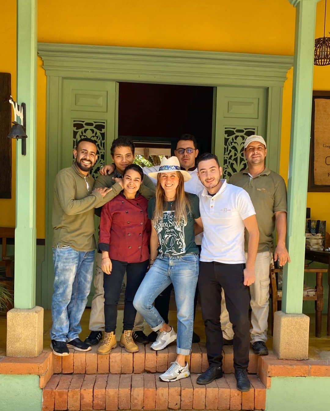 Erika De La Vegaさんのインスタグラム写真 - (Erika De La VegaInstagram)「Aunque sonría en las fotos, por dentro me mata la nostalgia de no saber cuando vuleva a un lugar tan especial como la @haciendalasierra en Fredonia, Colombia.  No solo por las montañas y el paisaje que nos recuerda tanto a nuestra amada Venezuela, sino por esta gente hermosa que ven en las primeras fotos. Un equipo conformado por colombianos y venezolanos que nos hicieron pasar una experiencia que jamás olvidaremos. Todos dando lo mejor de ellos, su buena vibra, su talento y compañía.  Me encanta cuando tenemos la oportunidad de darnos cuenta que no importa la nacionalidad, tenemos más cosas que nos unen que las que nos intentan dividir. Vamos de regreso inspirados por el “hogao”, el picante, el café #oromolido y el cariño.  Gracias @deautor.cocinacreativa @eliascocinero.05 @_maomelo @anedba y especialmente a @juanfi1302 y a todo el equipo. Y a la super @gabrielactorres, we love u! #Antioquia #felizaño2020 DESLIZA PARA MÁS FOTOS」1月5日 7時26分 - erikadlvoficial