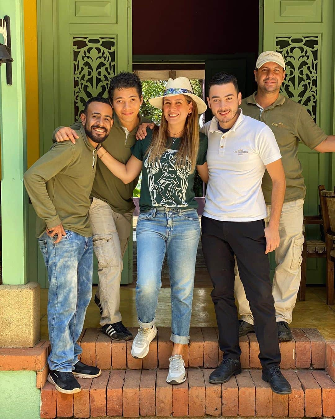 Erika De La Vegaさんのインスタグラム写真 - (Erika De La VegaInstagram)「Aunque sonría en las fotos, por dentro me mata la nostalgia de no saber cuando vuleva a un lugar tan especial como la @haciendalasierra en Fredonia, Colombia.  No solo por las montañas y el paisaje que nos recuerda tanto a nuestra amada Venezuela, sino por esta gente hermosa que ven en las primeras fotos. Un equipo conformado por colombianos y venezolanos que nos hicieron pasar una experiencia que jamás olvidaremos. Todos dando lo mejor de ellos, su buena vibra, su talento y compañía.  Me encanta cuando tenemos la oportunidad de darnos cuenta que no importa la nacionalidad, tenemos más cosas que nos unen que las que nos intentan dividir. Vamos de regreso inspirados por el “hogao”, el picante, el café #oromolido y el cariño.  Gracias @deautor.cocinacreativa @eliascocinero.05 @_maomelo @anedba y especialmente a @juanfi1302 y a todo el equipo. Y a la super @gabrielactorres, we love u! #Antioquia #felizaño2020 DESLIZA PARA MÁS FOTOS」1月5日 7時26分 - erikadlvoficial