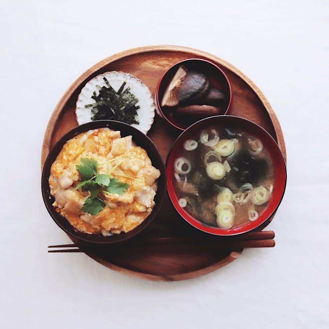 樋口正樹さんのインスタグラム写真 - (樋口正樹Instagram)「Oyako don . 朝ご飯に親子丼。 ＴＫＧの予定が、 鶏肉と三つ葉が 残っていたので、 普段しないけど 作ってみました。 火加減が難しい。。 . . #親子丼 #oyakodon」1月5日 7時33分 - higuccini