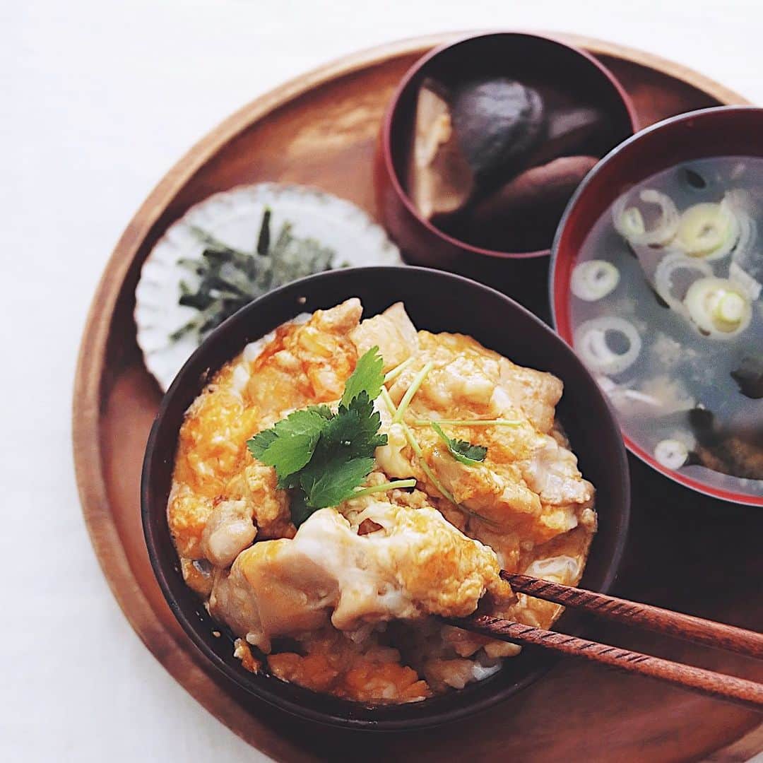 樋口正樹さんのインスタグラム写真 - (樋口正樹Instagram)「Oyako don . 朝ご飯に親子丼。 ＴＫＧの予定が、 鶏肉と三つ葉が 残っていたので、 普段しないけど 作ってみました。 火加減が難しい。。 . . #親子丼 #oyakodon」1月5日 7時33分 - higuccini