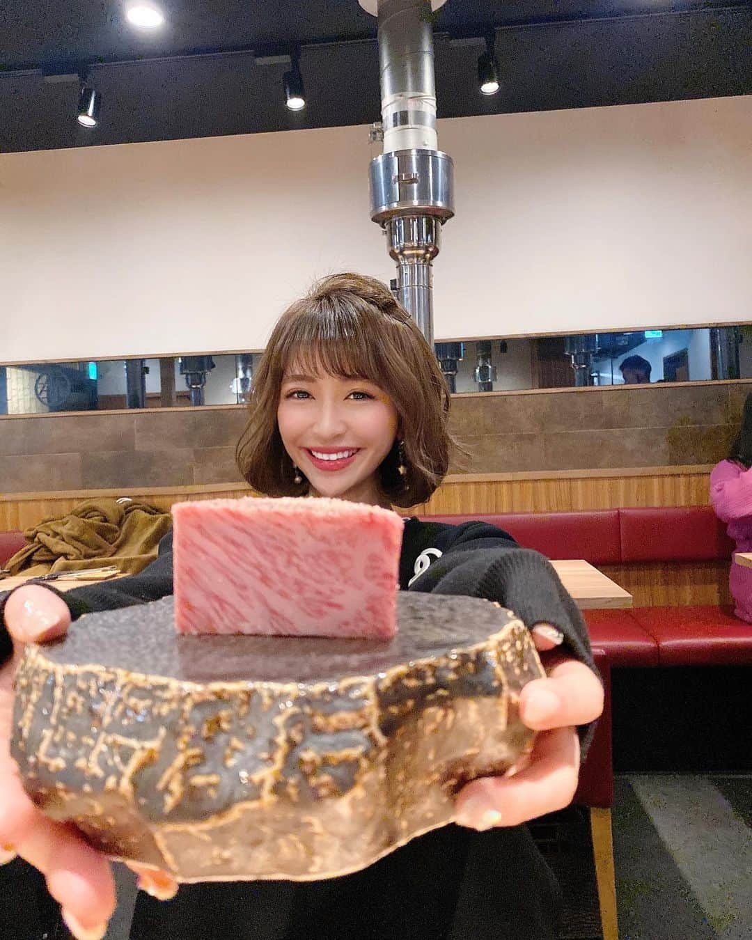 新部宏美さんのインスタグラム写真 - (新部宏美Instagram)「Love beef❤️❤️❤️❤️❤️❤️ 行ってみたかった目黒にある#うしみつ一門 🐮 * 焼肉屋さんだけどいろんな部位を色んな調理で出してくれるから次は何が出てくるのか常にわくわくでした😋💗 カツサンド愛してます🥰 * #目黒#一門#うしみつ#焼肉#フィレ#牛カツ#牛カツサンド#カツサンド#お肉大好き#yakiniku#meguro#筋トレ#筋トレ女子」1月5日 7時46分 - piromin_1202