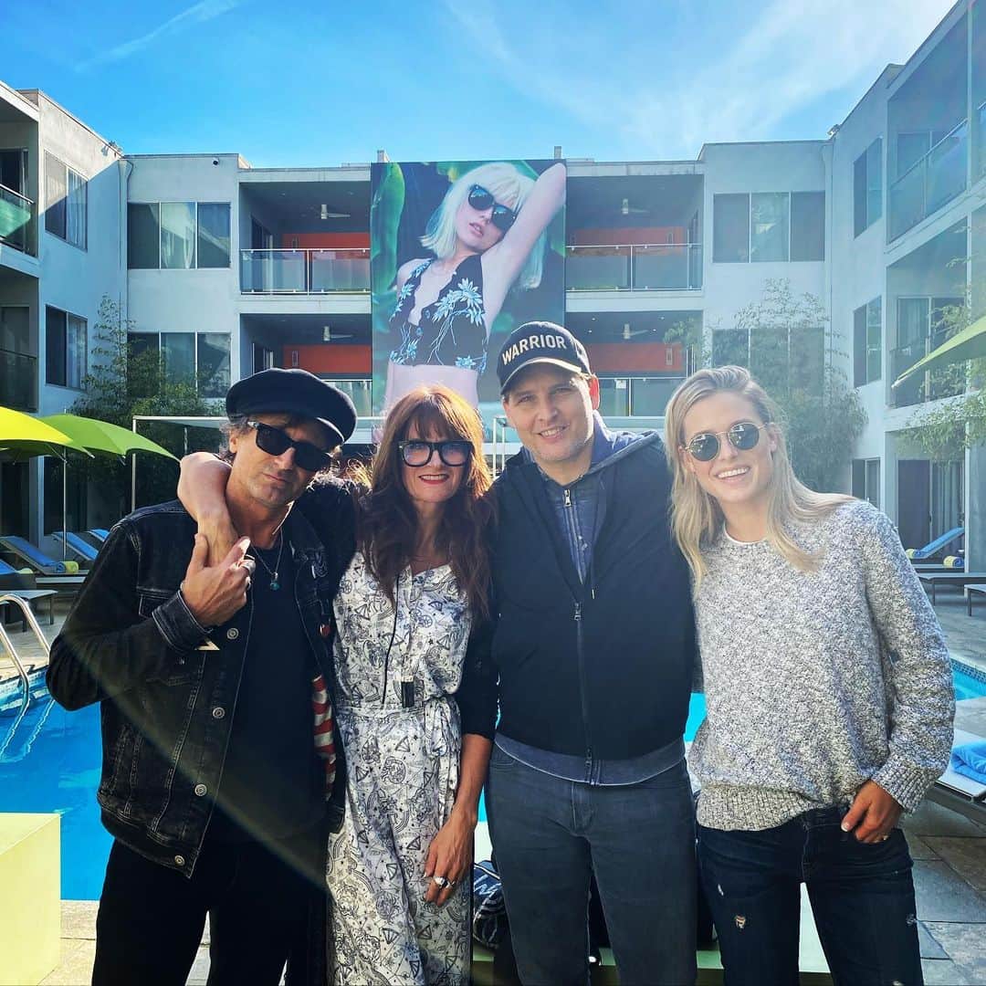 ピーター・ファシネリのインスタグラム：「Finally got the band back together. With #DebbieHarry in the back on Drums. Love these people. ❤️」