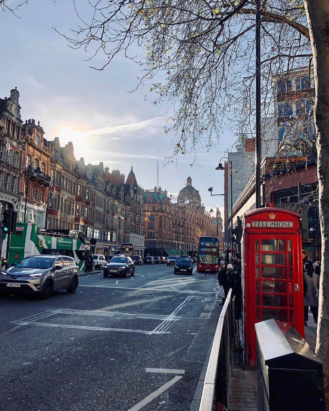 MiChiのインスタグラム：「Happy to see a bit of sun today❤️ 今日は久しぶりに太陽をみた😍笑 #london#harrods#nightsbridge#uk」