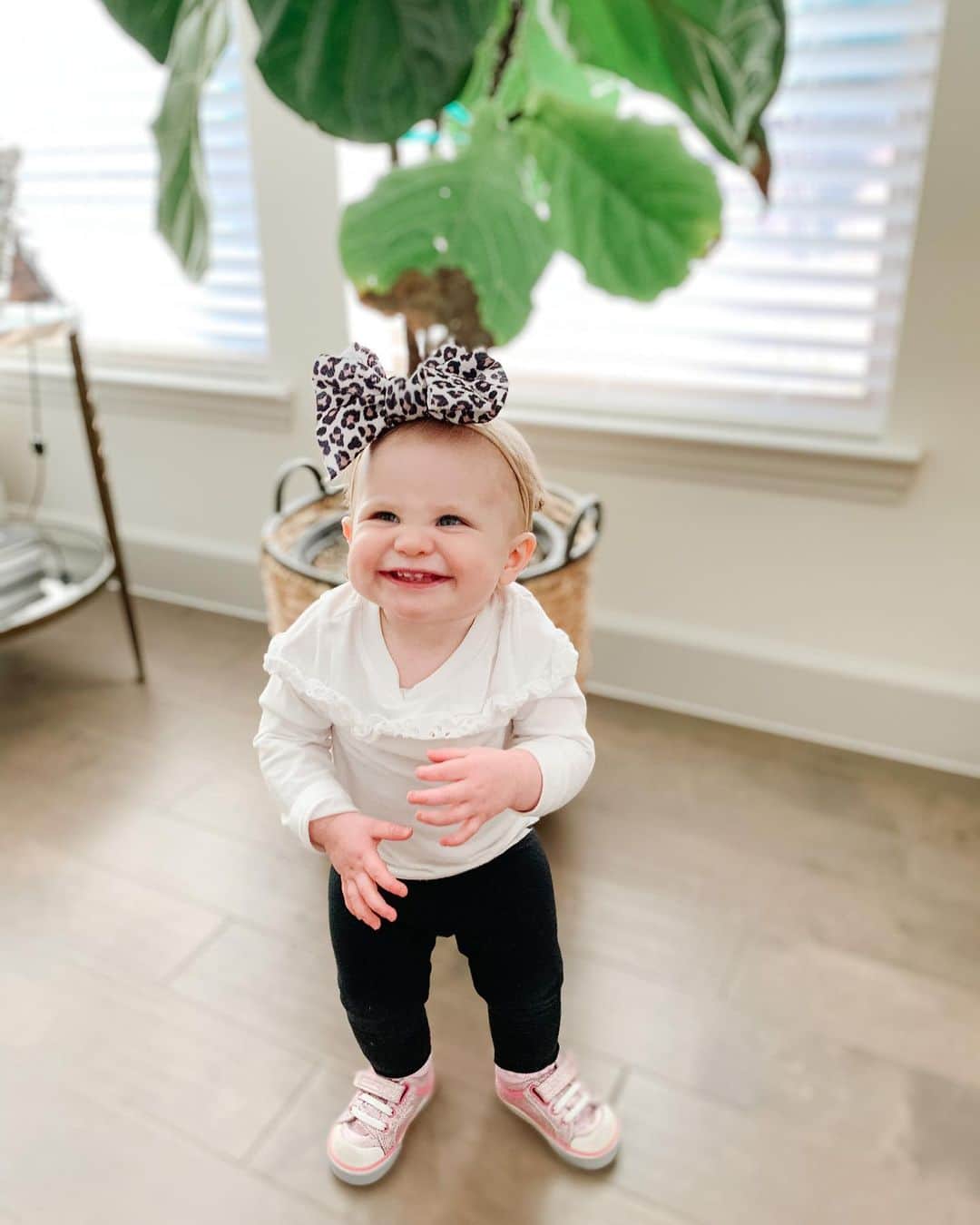 のインスタグラム：「Sissy had a big NYE as well...took her first steps! I haven’t caught it on video yet though🩰」