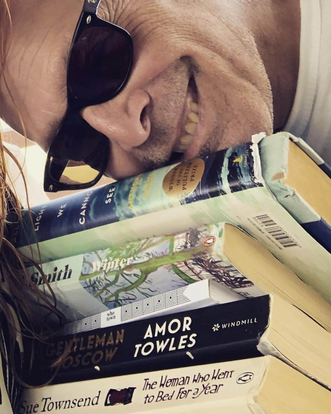 リー・トンプソンさんのインスタグラム写真 - (リー・トンプソンInstagram)「Sometimes you just have to take some time out and reconnect.  I was so grateful to be able to read some wonderful books. #agentlemaninmoscow #mysistertheserialkiller #thewomanwhowenttobedforayear #thepromgoersinterstellarexcursion  Dizzy from those hashtags? Visit the beautiful people and water in #cancun Also I got to bump into some awesome folks on #newyearseve @sarahhyland @feministmidwife you rule the dance floor!!! also thank you filters and sunscreen.  And #howardthehusband  Now back to work! #katykeene」1月5日 8時34分 - lea_thompson