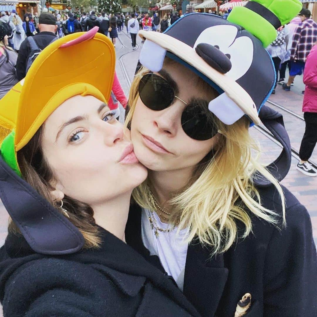 アシュレイ・ベンソンさんのインスタグラム写真 - (アシュレイ・ベンソンInstagram)「I love Disney #holidaysbeginhere @disneyland #disneyland」1月5日 8時45分 - ashleybenson