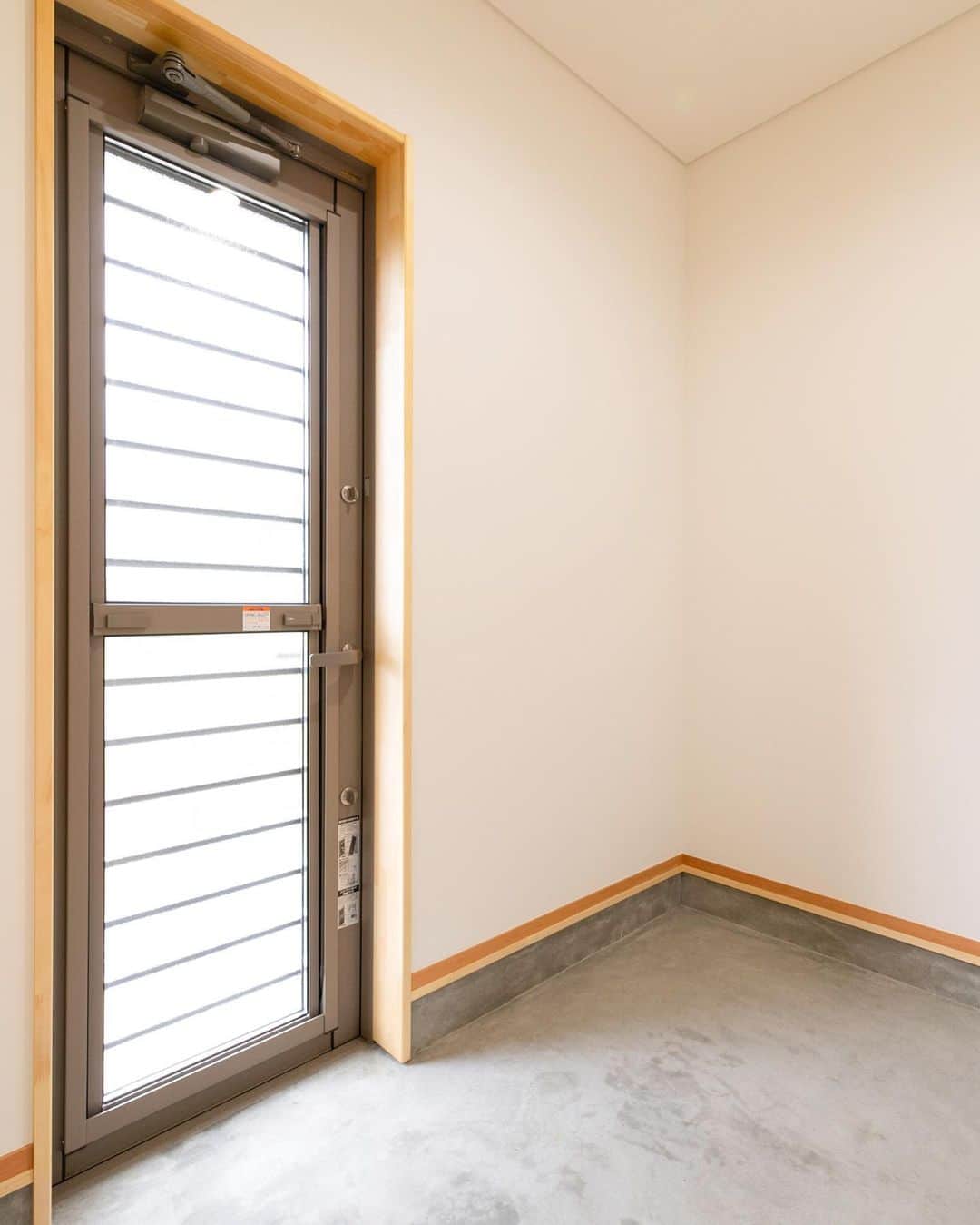無垢 スタイルの注文住宅あめりか屋さんのインスタグラム写真 - (無垢 スタイルの注文住宅あめりか屋Instagram)「.﻿ 勝手口⇔土間収納兼パントリー⇔キッチンっていう #家事動線 ばっちりのやつですね～🙆﻿ ﻿ #間取り #家事楽動線 #土間収納 #勝手口 ﻿ ﻿ -　-　-　-　-　-　-﻿ 他の施工事例⇒ @amerikayaarchitecture﻿ -　-　-　-　-　-　- ﻿ ﻿ #あめりか屋 は#カリフォルニアハウス や#サーファーズハウス のような#アメリカンハウス  から、#無垢材 をつかった#木の家 といった #かっこいい家 や#かわいい家 の#デザイン住宅 を建てています。 ﻿ ﻿ #新築 の#注文住宅 から大規模な #リノべーション 、#リフォーム 、ちょっとしたおうちの修繕までお任せください🏋️﻿ ﻿ 福井県 #敦賀 の事務所から車で60分以内の、#敦賀市 #美浜町 #若狭町 #小浜市 #長浜市 #高島市  が基本的な施工エリアです👯‍♂️﻿ ﻿ 昭和26年創業と長い歴史を持つ#工務店 で、高性能で適正な価格の#家づくり をしていますし、家を建てて売ることが仕事ではなく、お客様ご家族の #豊かな暮らし を支えることを仕事としてやってます😀﻿ ﻿ まずは資料請求からどうぞ～💬﻿ ﻿ DM、ホームページの資料請求ページ、お電話（TEL 0770-22-0577）にてお気軽にお問い合わせくださいね～📱﻿ ﻿ -　-　-　-　-　-　-﻿ 他の施工事例⇒ @amerikayaarchitecture﻿ -　-　-　-　-　-　- ﻿ ﻿ なお管理人は @hidekazu_shinohara という愉快な社長です（笑）一緒に #マイホーム計画 しましょう🎵」1月5日 8時49分 - amerikayaarchitecture