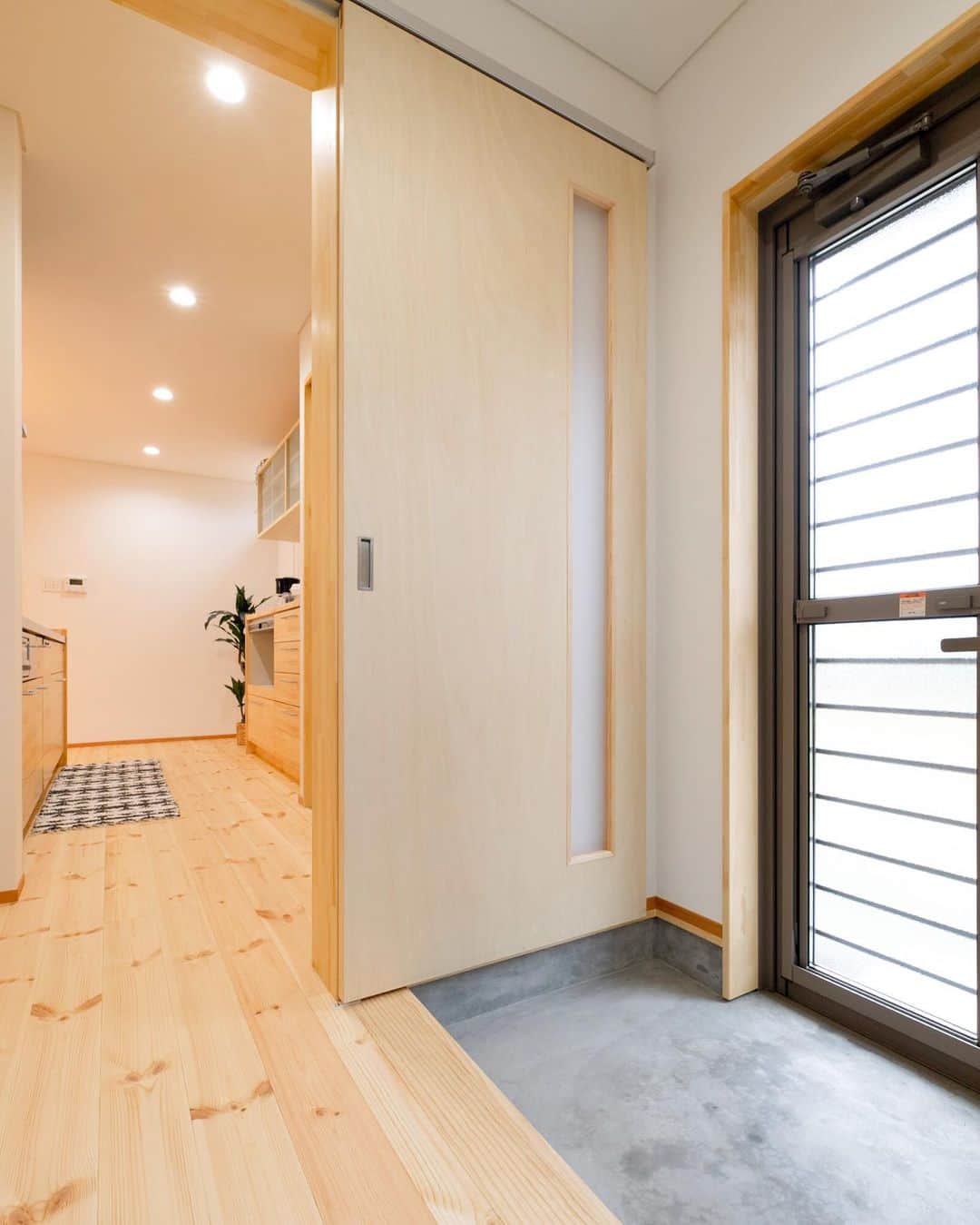 無垢 スタイルの注文住宅あめりか屋さんのインスタグラム写真 - (無垢 スタイルの注文住宅あめりか屋Instagram)「.﻿ 勝手口⇔土間収納兼パントリー⇔キッチンっていう #家事動線 ばっちりのやつですね～🙆﻿ ﻿ #間取り #家事楽動線 #土間収納 #勝手口 ﻿ ﻿ -　-　-　-　-　-　-﻿ 他の施工事例⇒ @amerikayaarchitecture﻿ -　-　-　-　-　-　- ﻿ ﻿ #あめりか屋 は#カリフォルニアハウス や#サーファーズハウス のような#アメリカンハウス  から、#無垢材 をつかった#木の家 といった #かっこいい家 や#かわいい家 の#デザイン住宅 を建てています。 ﻿ ﻿ #新築 の#注文住宅 から大規模な #リノべーション 、#リフォーム 、ちょっとしたおうちの修繕までお任せください🏋️﻿ ﻿ 福井県 #敦賀 の事務所から車で60分以内の、#敦賀市 #美浜町 #若狭町 #小浜市 #長浜市 #高島市  が基本的な施工エリアです👯‍♂️﻿ ﻿ 昭和26年創業と長い歴史を持つ#工務店 で、高性能で適正な価格の#家づくり をしていますし、家を建てて売ることが仕事ではなく、お客様ご家族の #豊かな暮らし を支えることを仕事としてやってます😀﻿ ﻿ まずは資料請求からどうぞ～💬﻿ ﻿ DM、ホームページの資料請求ページ、お電話（TEL 0770-22-0577）にてお気軽にお問い合わせくださいね～📱﻿ ﻿ -　-　-　-　-　-　-﻿ 他の施工事例⇒ @amerikayaarchitecture﻿ -　-　-　-　-　-　- ﻿ ﻿ なお管理人は @hidekazu_shinohara という愉快な社長です（笑）一緒に #マイホーム計画 しましょう🎵」1月5日 8時49分 - amerikayaarchitecture