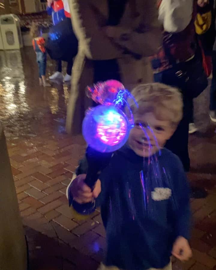 カーラ・デルヴィーニュのインスタグラム：「Take me back... @disneyland #Holidaysbeginhere #disneyland #grumpy」