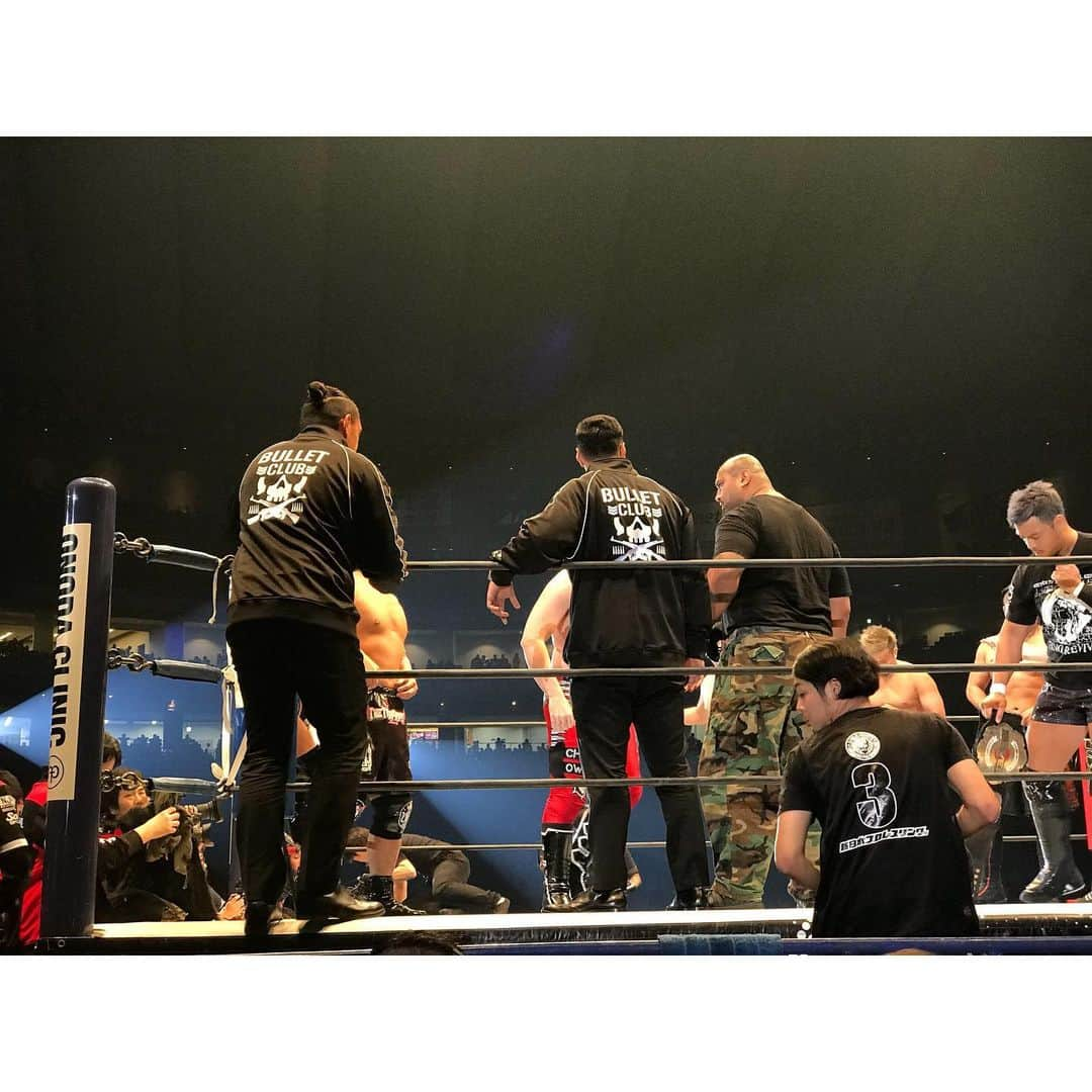 ラファエレ・ティモシーさんのインスタグラム写真 - (ラファエレ・ティモシーInstagram)「Finally got to experience Wrestle Kingdom Live at the Tokyo Dome. Got to walk out to the ring with the @bulletclub_official and had the best seats in the house . What an experience 🤟🏾Thank you again @toksfale for making it possible, always going above and beyond for the brothers 🙇🏽‍♂️🙏🏾 Also Thank you to @njpw1972 @tv_asahi_pr #wrestlekingdom14 #bulletclub #njpw #tokyodome #lasalle」1月5日 9時05分 - timlafaele