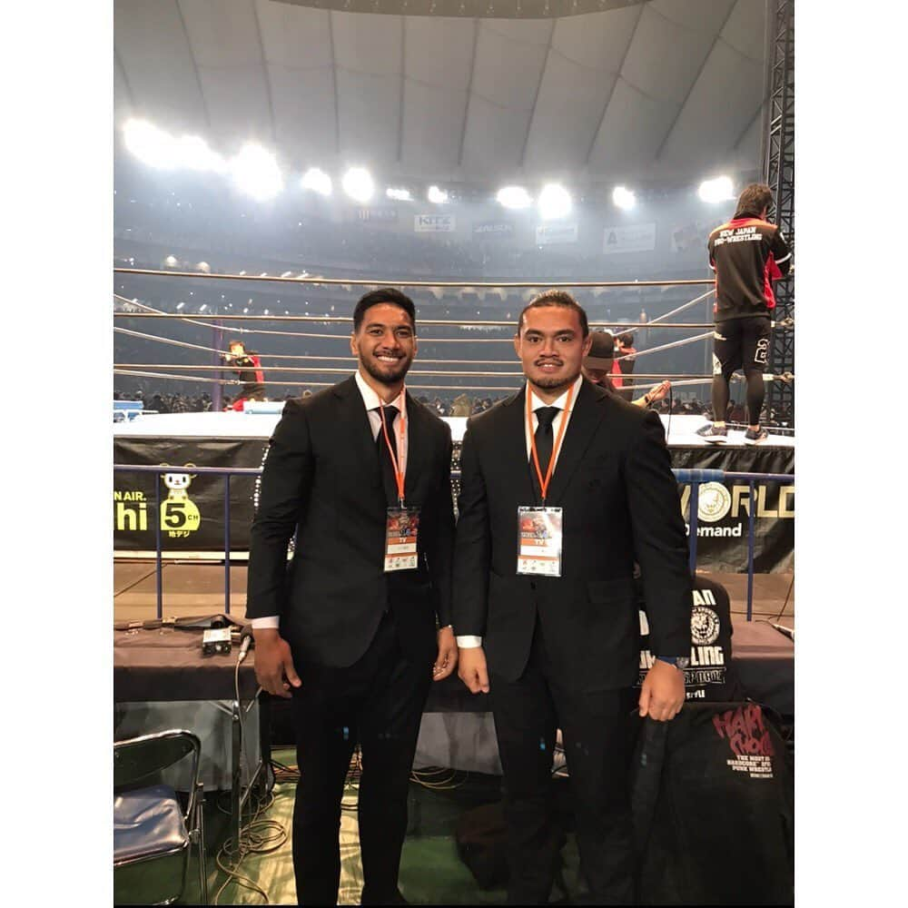 ラファエレ・ティモシーさんのインスタグラム写真 - (ラファエレ・ティモシーInstagram)「Finally got to experience Wrestle Kingdom Live at the Tokyo Dome. Got to walk out to the ring with the @bulletclub_official and had the best seats in the house . What an experience 🤟🏾Thank you again @toksfale for making it possible, always going above and beyond for the brothers 🙇🏽‍♂️🙏🏾 Also Thank you to @njpw1972 @tv_asahi_pr #wrestlekingdom14 #bulletclub #njpw #tokyodome #lasalle」1月5日 9時05分 - timlafaele