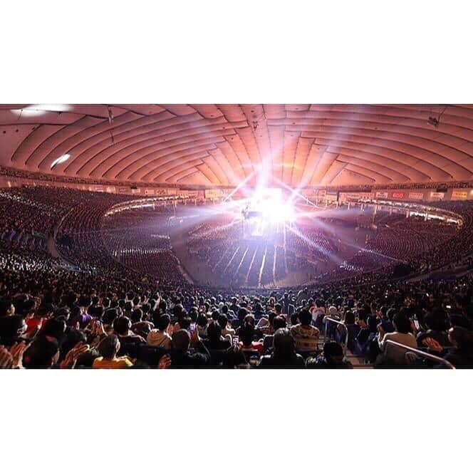 ラファエレ・ティモシーさんのインスタグラム写真 - (ラファエレ・ティモシーInstagram)「Finally got to experience Wrestle Kingdom Live at the Tokyo Dome. Got to walk out to the ring with the @bulletclub_official and had the best seats in the house . What an experience 🤟🏾Thank you again @toksfale for making it possible, always going above and beyond for the brothers 🙇🏽‍♂️🙏🏾 Also Thank you to @njpw1972 @tv_asahi_pr #wrestlekingdom14 #bulletclub #njpw #tokyodome #lasalle」1月5日 9時05分 - timlafaele