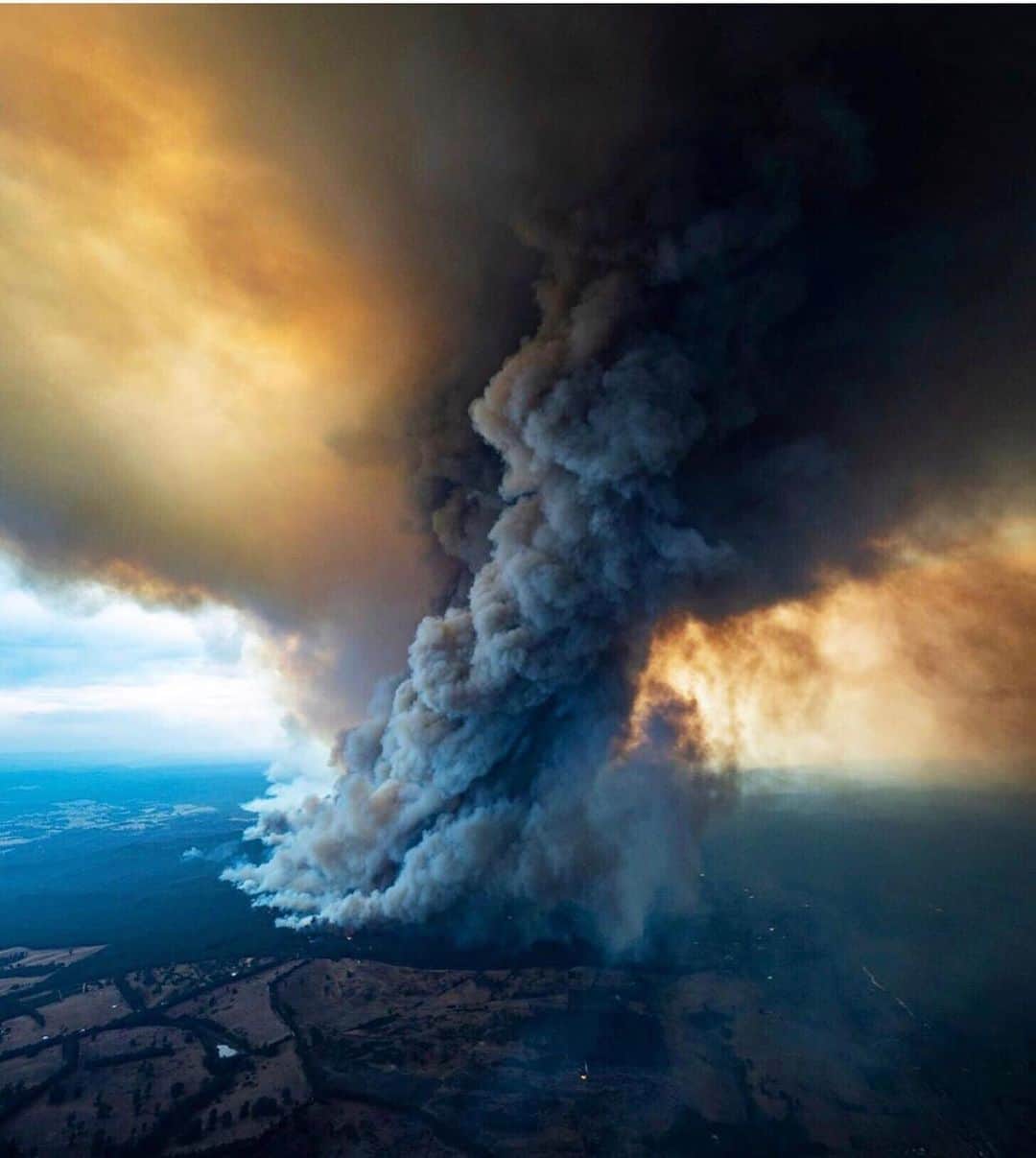 ジェシカ・スタインさんのインスタグラム写真 - (ジェシカ・スタインInstagram)「Australia is BURNING. We cannot look away while so many homes, lives and futures are reduced to ash. We must make the change we want to see for our world, and right now millions can’t see through the smoke.  Our country has been burning for months. 20 lives have been lost, with dozens of people missing. An estimated 500 million animals have perished. Over 12 million acres of land has burnt. These fires will continue to burn for weeks, months to come. Please help in any way that you can wether it be donations of money, resources, time, blood or awareness and advocacy.  Here are some organisations where you can donate: - NSW Rural Fire Service @nswrfs https://www.rfs.nsw.gov.au/volunteer/support-your-local-brigade - Victorian Country Fire Association (CFA) @cfavic https://www.cfa.vic.gov.au/about/supporting-cfa#donate-cfa - Rural Fire Brigade Association Queensland (RFBAQ) https://www.rfbaq.org/donate-to-rfbaq - South Australia Country Fire Service (CFS) https://cfsfoundation.org.au/donate - WIRES - NSW Wildlife Information, Rescue and Education Service https://www.wires.org.au/donate/now - Fire Relief Fund for First Nation Communities https://au.gofundme.com/f/fire-relief-fund-for-first-nations-communities - Direct donation to the families of 3 NSW fire fighters who lost their lives http://www.rfs.nsw.gov.au/news-and-media/general-news/featured/support-for-firefighter-families  Just one incredible human @celestebarber has made waves from ripples with her fundraiser for the RFS, the link is in my Bio where anyone can easily internationally donate.  If anyone displaced needs somewhere to stay, I have a spare room available on the Central Coast.  I’m sorry I haven’t been sharing for months as I have been struggling with my health, and found that being online wasn’t the best place for me. But in times of need, social media can unite and empower us all. The ability to empathise with and support those facing catastrophe on the other side of the world should not be taken for granted. We all breathe the same air and wether it be today or tomorrow; climate change will effect us all.  My apologies for not being able to locate image credits, please email me.」1月5日 8時58分 - tuulavintage