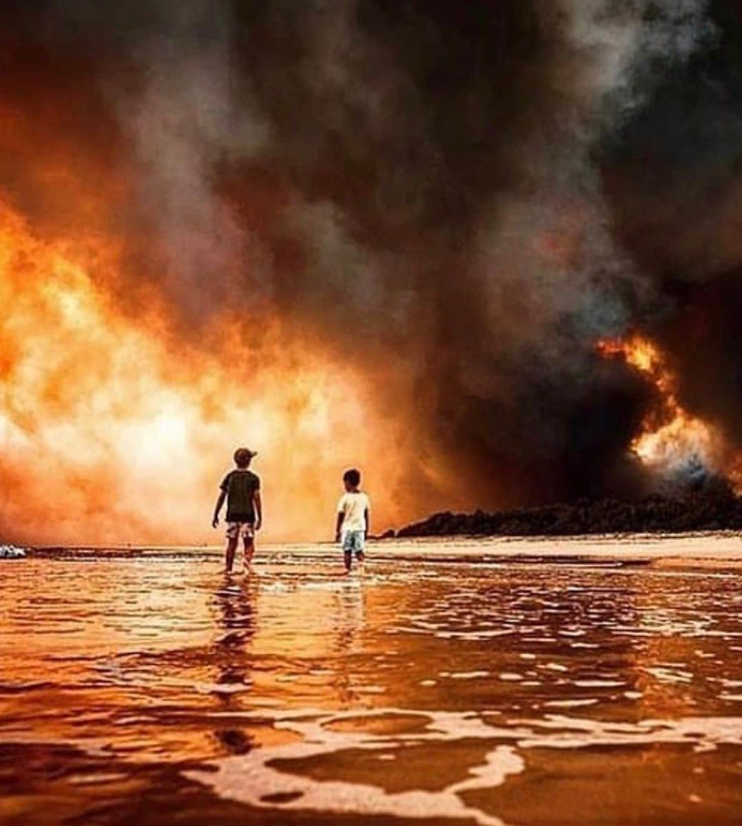 ジェシカ・スタインさんのインスタグラム写真 - (ジェシカ・スタインInstagram)「Australia is BURNING. We cannot look away while so many homes, lives and futures are reduced to ash. We must make the change we want to see for our world, and right now millions can’t see through the smoke.  Our country has been burning for months. 20 lives have been lost, with dozens of people missing. An estimated 500 million animals have perished. Over 12 million acres of land has burnt. These fires will continue to burn for weeks, months to come. Please help in any way that you can wether it be donations of money, resources, time, blood or awareness and advocacy.  Here are some organisations where you can donate: - NSW Rural Fire Service @nswrfs https://www.rfs.nsw.gov.au/volunteer/support-your-local-brigade - Victorian Country Fire Association (CFA) @cfavic https://www.cfa.vic.gov.au/about/supporting-cfa#donate-cfa - Rural Fire Brigade Association Queensland (RFBAQ) https://www.rfbaq.org/donate-to-rfbaq - South Australia Country Fire Service (CFS) https://cfsfoundation.org.au/donate - WIRES - NSW Wildlife Information, Rescue and Education Service https://www.wires.org.au/donate/now - Fire Relief Fund for First Nation Communities https://au.gofundme.com/f/fire-relief-fund-for-first-nations-communities - Direct donation to the families of 3 NSW fire fighters who lost their lives http://www.rfs.nsw.gov.au/news-and-media/general-news/featured/support-for-firefighter-families  Just one incredible human @celestebarber has made waves from ripples with her fundraiser for the RFS, the link is in my Bio where anyone can easily internationally donate.  If anyone displaced needs somewhere to stay, I have a spare room available on the Central Coast.  I’m sorry I haven’t been sharing for months as I have been struggling with my health, and found that being online wasn’t the best place for me. But in times of need, social media can unite and empower us all. The ability to empathise with and support those facing catastrophe on the other side of the world should not be taken for granted. We all breathe the same air and wether it be today or tomorrow; climate change will effect us all.  My apologies for not being able to locate image credits, please email me.」1月5日 8時58分 - tuulavintage