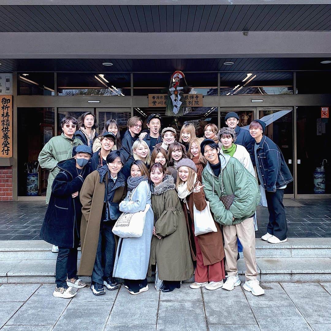 片山良平のインスタグラム：「・ ・ ・ 2020年、今日から仕事始め✂︎ 今年もよろしくお願い致します🌅 #毎年恒例 #豊川稲荷 #今年も皆んな最高の年にしようぜ」