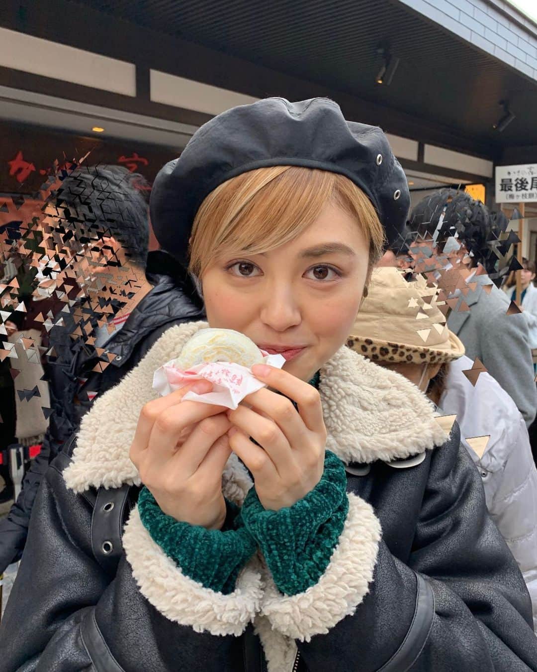 中島彩香のインスタグラム：「・ 初詣は太宰府天満宮へ。 太宰府に来たら必ず食べる梅ヶ枝餅😋😋 ・」