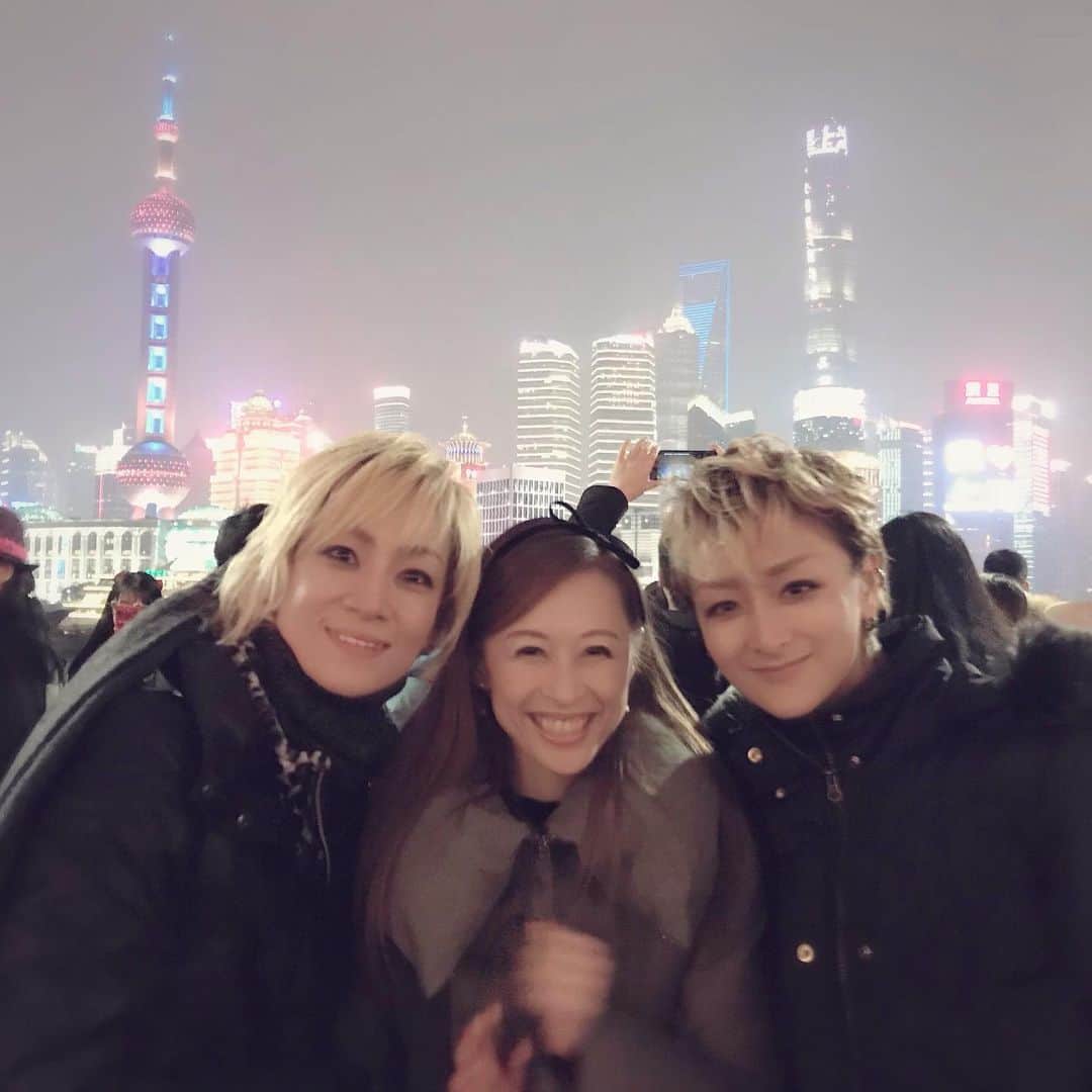 綺華れいのインスタグラム：「上海にて✨ ワークショップの後、夜景を見に連れて行っていただきました( ¤̴̶̷̤́ ‧̫̮ ¤̴̶̷̤̀ ) ✧ まるで映画を見ているよう✨ 弾丸だったけど、宇宙都市のような、未来都市のような煌びやかな街並を満喫できて、楽しすぎた💖 そして笑いすぎたꉂ(ˊᗜˋ*)ヶﾗヶﾗ❤️ #綺華れい #舞風りら #鳴海じゅん #上海 #中国公演 #夜景 #宝塚OG #宝塚歌劇団 #タカラジェンヌ #美魔女コンテスト #WEB賞受賞 #ジュエリーバッグ #ジュエリーバッグ認定講師」
