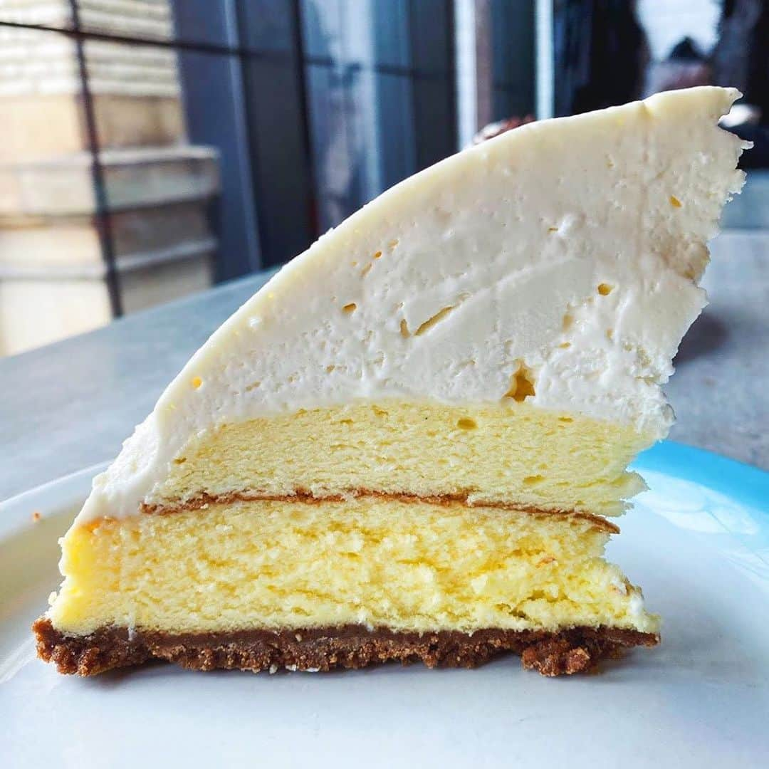 Food & Wineさんのインスタグラム写真 - (Food & WineInstagram)「Cheesecake or shark fin? 🙃 Our 2020 motto is: “All cheesecake, all the time.” 📷: Restaurant Editor @khushandoj」1月5日 9時35分 - foodandwine