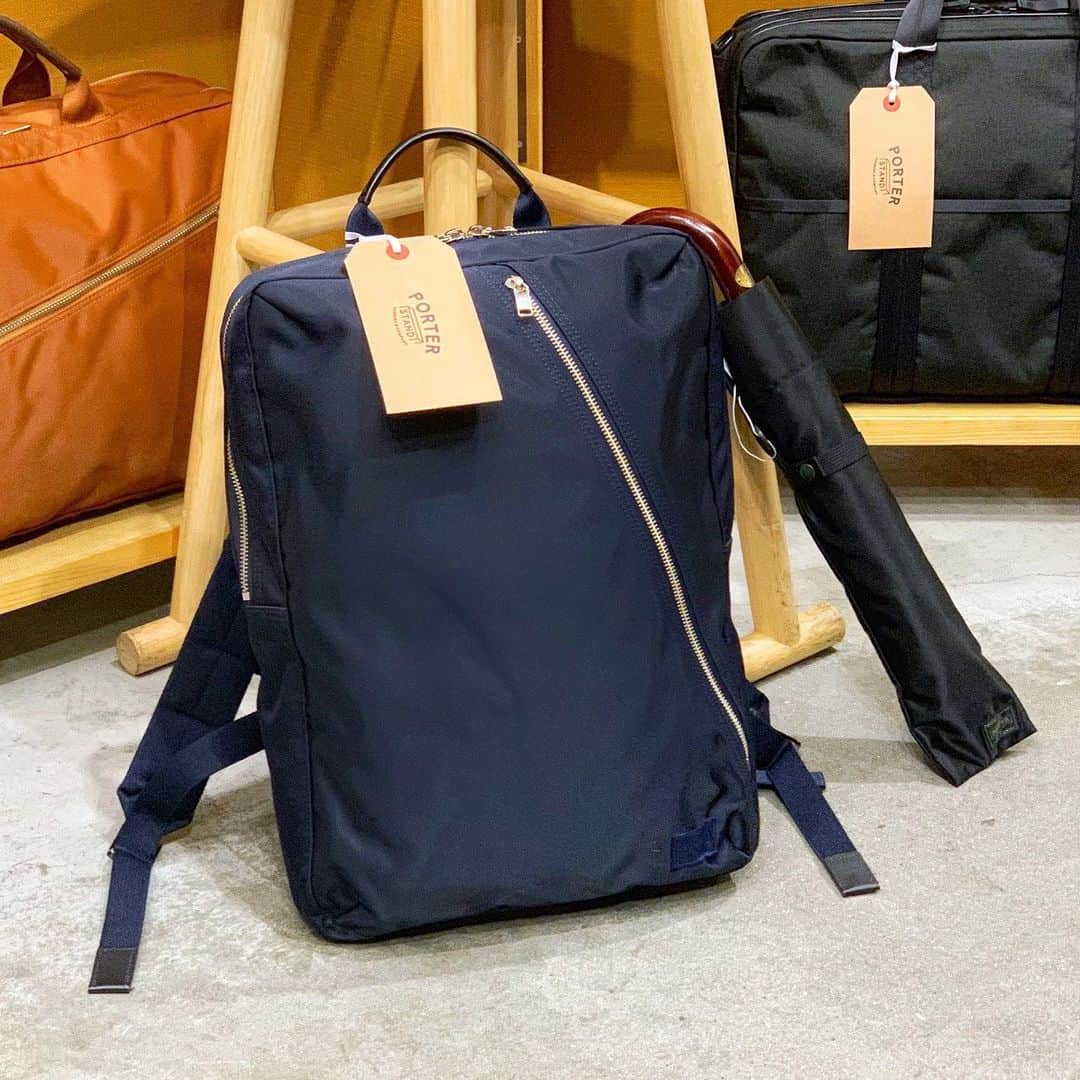 のインスタグラム：「「PORTER STAND SHINAGAWA STATION」  おはようございます。  本日はご好評いただいている「ポーターリフト」シリーズより、デイパックをご紹介いたします。本体生地は、吉田カバンオリジナルのナイロンツイルを採用。軽さに加え、シルクのように上品な光沢感が魅力です。本日ご紹介するデイパックは、ノートPCやタブレット端末の収納に便利なポケットを装備した機能性の高いアイテムとなっています。  是非店頭でお手にとってご覧ください。  ポーター リフト デイパック ￥33,000（税別）  #yoshidakaban #porter #吉田カバン #ポーター #luggagelabel #porteryoshida #porterflagshipstore #porter exchange #kurachikabyporter #porterseoul #potr #madeinjapan #japan #porterstand #shinagawa #tokyo #station #kyoto #lift #daypack #business」