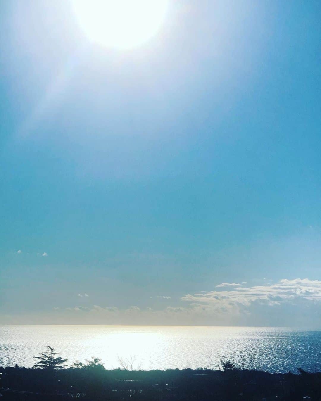 草刈民代さんのインスタグラム写真 - (草刈民代Instagram)「今日も空と海と太陽が綺麗です！  連休最終日となりました。  鋭気を養い、明日からまた新たに頑張りましょう❣️ #草刈民代 #空 #海 #太陽」1月5日 9時48分 - tamiyo_kusakari_official