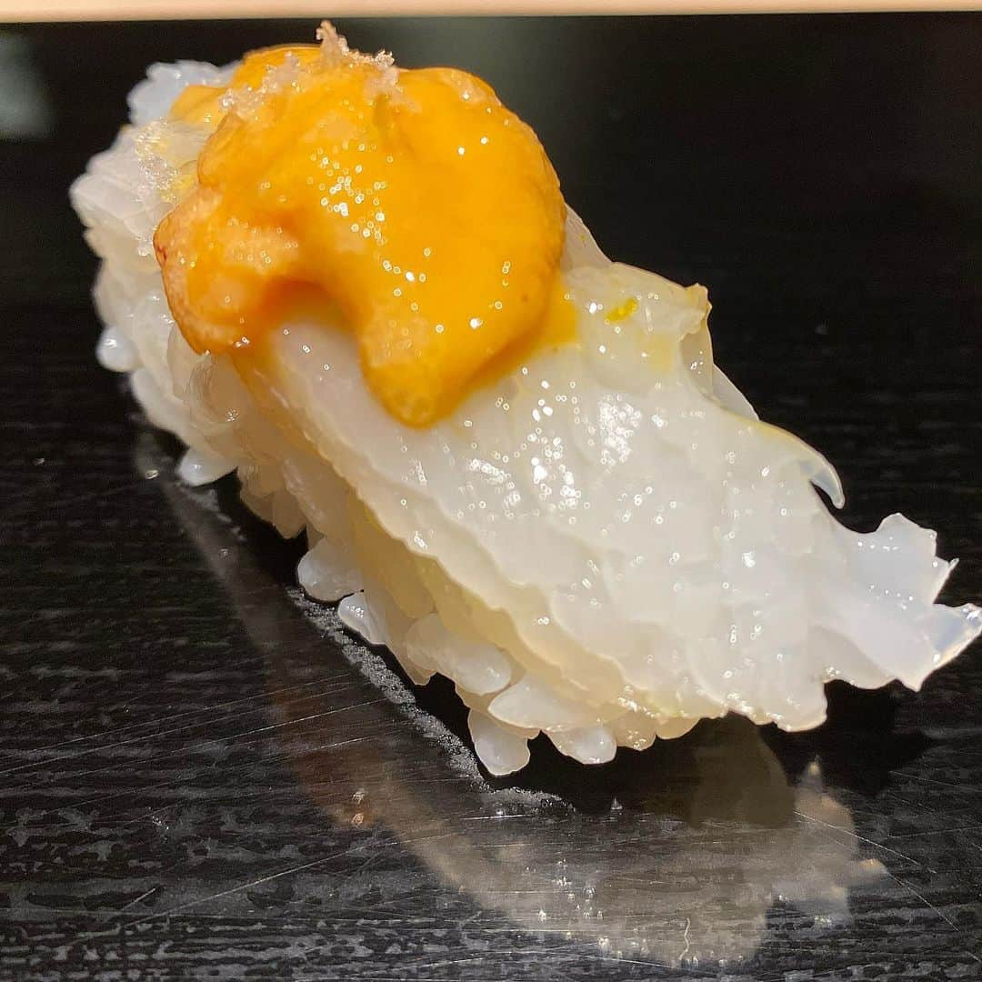 Mika Jimboさんのインスタグラム写真 - (Mika JimboInstagram)「金沢寄ってお寿司🍣. . . #寿司さ々木 で食べたお寿司すごい美味しかった❤️特に好きだった6貫を🙋🏽‍♀️. . . . お昼から幸しぇ🤘❤️. . . . #金沢#金沢観光#金沢ランチ#金沢グルメ#kanazawa#sushi#寿司#寿司活#お寿司#食べログ#全部うまい#全部最高」1月5日 9時44分 - mikajimbox