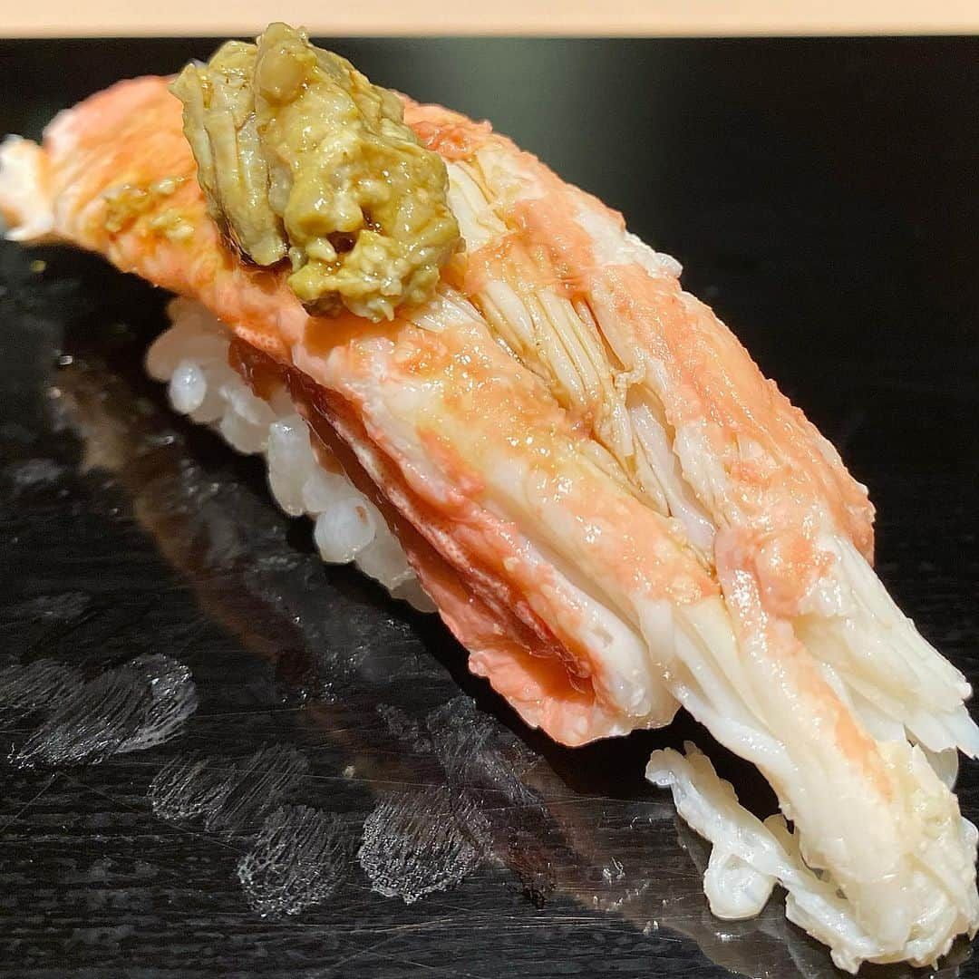 Mika Jimboさんのインスタグラム写真 - (Mika JimboInstagram)「金沢寄ってお寿司🍣. . . #寿司さ々木 で食べたお寿司すごい美味しかった❤️特に好きだった6貫を🙋🏽‍♀️. . . . お昼から幸しぇ🤘❤️. . . . #金沢#金沢観光#金沢ランチ#金沢グルメ#kanazawa#sushi#寿司#寿司活#お寿司#食べログ#全部うまい#全部最高」1月5日 9時44分 - mikajimbox