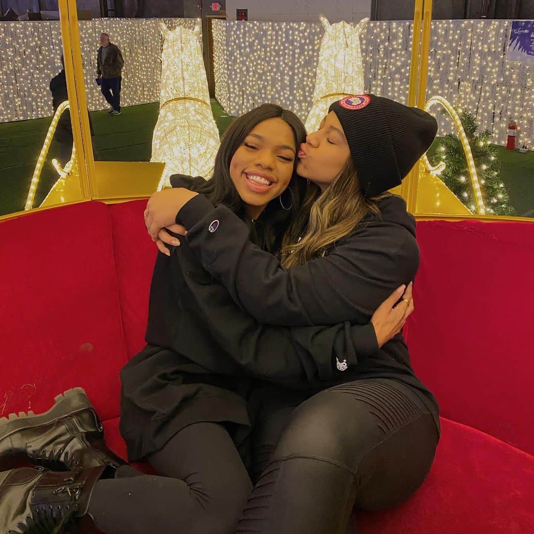 Nia Sioux Frazierさんのインスタグラム写真 - (Nia Sioux FrazierInstagram)「I truly have the most amazing best friends! Thank you for making me the happiest girl by visiting me in Pittsburgh! Wouldn’t want to start 2020 any other way! Love you guys so much❤️ also peep the matching sweatshirts #412」1月5日 9時55分 - niasioux