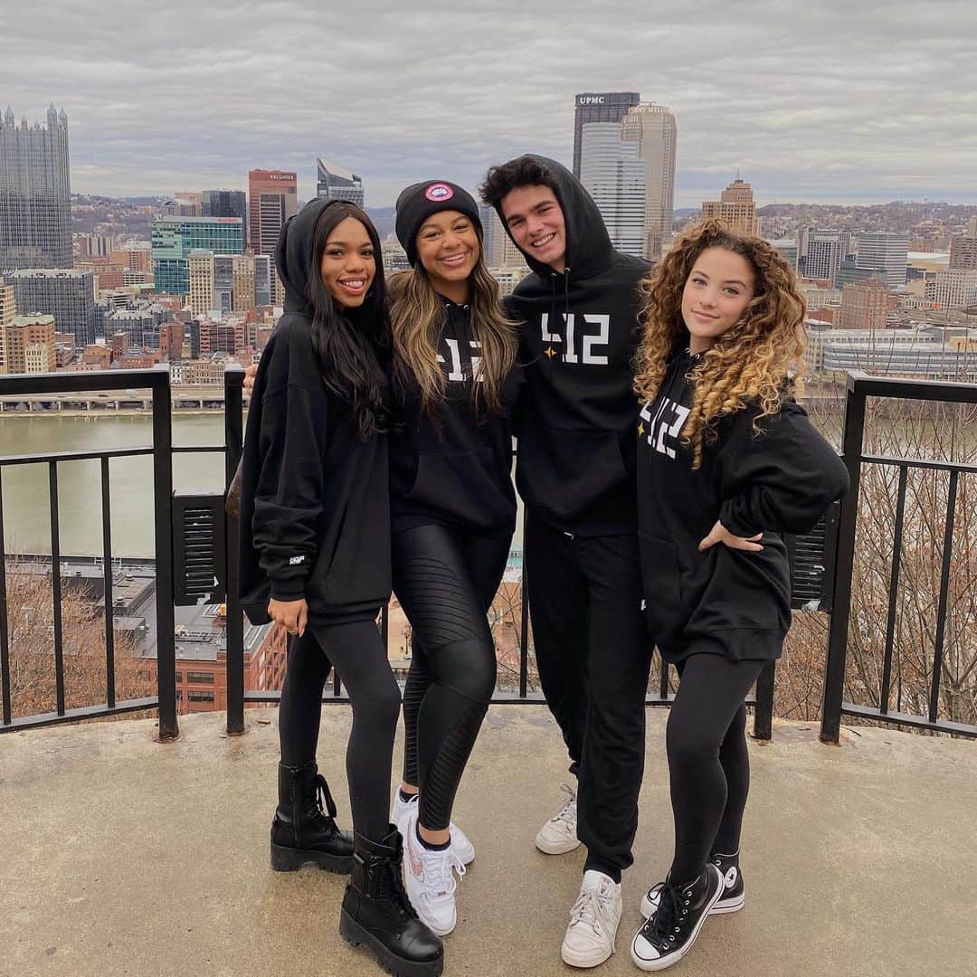Nia Sioux Frazierさんのインスタグラム写真 - (Nia Sioux FrazierInstagram)「I truly have the most amazing best friends! Thank you for making me the happiest girl by visiting me in Pittsburgh! Wouldn’t want to start 2020 any other way! Love you guys so much❤️ also peep the matching sweatshirts #412」1月5日 9時55分 - niasioux