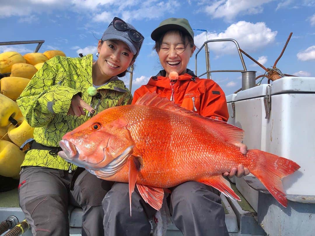のインスタグラム：「✔︎﻿ 今朝の釣りたガール！﻿ ﻿ 観てくださった方ありがとうございます‼️﻿ ﻿ 2020年の最初の獲物は、センネンダイにデカカンパチ😳﻿ ﻿ えらいこっちゃー🎍⛩🎉な新年の幕開けでした🙌﻿ ﻿ 見逃した方は、いまカンテレドーガや﻿ ﻿ TVer、GYAO!で無料見逃し配信してますので﻿ ﻿ 私と和可菜ちゃん、そして泊船長の興奮をぜひ見てください😻﻿ ﻿ ﻿ #奄美﻿ #奄美大島﻿ #オーシャンパイオニア﻿ #泳がせ釣り﻿ #センネンダイ﻿ #カンパチ﻿ #1メートル #13キロ #釣りたガール﻿ #釣り﻿ #幻の魚﻿ #釣り好きな人と繋がりたい ﻿ #釣り女子 ﻿ #釣り好き」