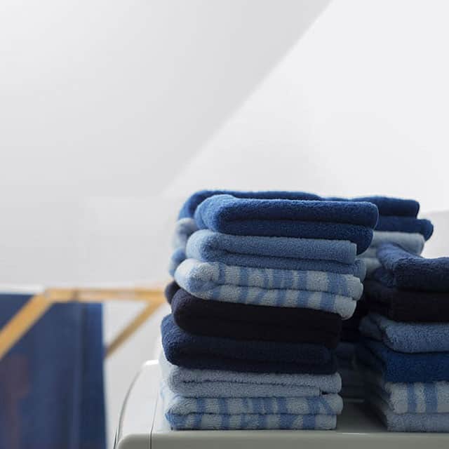 キナリノさんのインスタグラム写真 - (キナリノInstagram)「. ＼キナリノモール／SCOPE | house towel ブルー . －－－－－－－－－ しっかり洗って、何度でも使う、優れた耐久性 . 人気のハウスタオルシリーズの第一弾としてリリースされた「house towel VOL.1」。別名「青空のタオル」とも呼ばれる、美しいブルーが印象的なシリーズです。 長く使えるよう密に織られたタオルは、ふわふわすぎず、コシのあるしっかりとした肌ざわり。どちらかといえば薄手ですが、心配ご無用。吸水性は抜群です。また、乾きが早いので、部屋干ししても大丈夫です。また、壁やフックにひっかけられるようにタオルにはすべてタグがついています。これが意外と便利であるのとないのとでは違うのです。 デザイン性に優れているから、干してたり、掛けたり、吊るしていても様になるのは嬉しいですね。 何枚もっていても、活躍してくれますよ＊ . －－－－－－－－－ https://kinarino.jp/cat2/17662 . . ▶画像をタップすると詳細情報をご覧いただけます。 . ▶キナリノアプリでも販売中！ 「お買いもの」→「インスタグラム掲載アイテム」 ※ダウンロードはプロフィールリンクから(@kinarino_official) . . #キナリノモール #キナリノ #丁寧な暮らし #暮らし #スコープ #ハウスタオル #タオル #ブルー #青空 #日常  #シンプル #洗濯 #scope_japan #housetowel #towel #simple #blue #instagood .」1月5日 10時00分 - kinarino_official