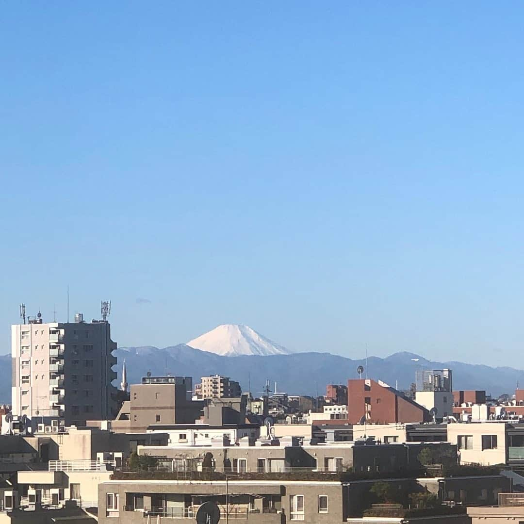 市川海老蔵 （11代目）さんのインスタグラム写真 - (市川海老蔵 （11代目）Instagram)「* Finished stretching and taking a breath.  Somehow refreshing in many ways, and is a fine morning.  ストレッチおえ  息抜き。  なんか  色々スッキリして、  いい朝です。  #市川海老蔵 #海老蔵 #成田屋 #歌舞伎 #ABKAI #ABMORI #ebizoichikawa #ebizo #kabuki #thunderparty #theater #theaterarts #actor #japan #classic」1月5日 10時04分 - ebizoichikawa.ebizoichikawa