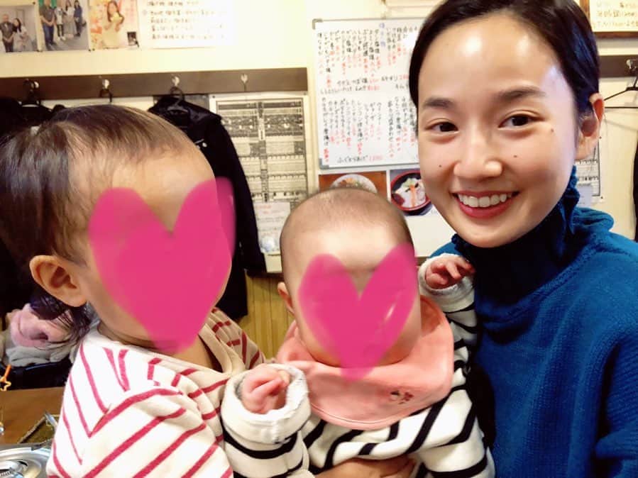 高嶋香帆のインスタグラム：「お正月の家族会は両親が経営する居酒屋海賊で🏴‍☠️🏮 . １歳９ヶ月と、５ヶ月の姪っ子達と☺️ 皆んなしっかりおでこちゃんです👶💓」