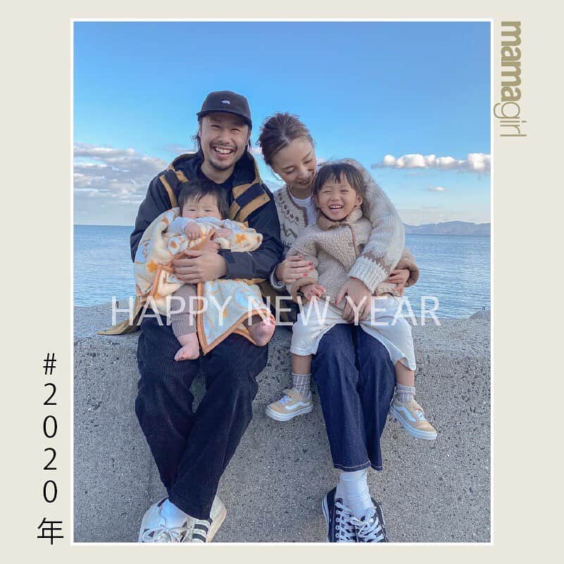 のインスタグラム：「. . 明けましておめでとうございます🎍 楽しいお正月を過ごしていますか😊？ . 2020年一発目の#mamagirl は笑顔いっぱいの家族フォトをピックアップ💓 2020年も皆さんの素敵なお写真をたくさんピックアップしていきます✨ ぜひ#mamagirl をつけてたくさんご投稿してくださいね♩ . 今年もよろしくお願いいたします✨ . @maaaa_rieee さん @aya67aya さん @daidaaai1119 さん @rats1316 さん @sem.babygram さん . タグ付け、そして素敵なお写真ありがとうございます☺️💓 . . . ----------------------------------------------- mamagirlでは、ママ、パパ、マタニティママ、皆様からの投稿をお待ちしております♪ . 🎀#mamagirl から投稿 . ✨素敵なお写真は、mamagirl instagram、Facebook、twitter、公式アプリkirarapostの記事内で紹介させていただきます。 . . . #ママコーデ #ママファッション #キッズ #ママリンク #リンクコーデ #親子コーデ #ママ友 #ママ友募集 #子育て #育児 #親子リンクコーデ #プチプラコーデ #着まわしコーデ #コーディネート #双子コーデ #男の子ママ #女の子ママ #家族写真 #親子写真 #親子フォト #親子ショット#お正月 #正月 #年賀状 #2020年 #新年 #家族フォト #happynewyear」